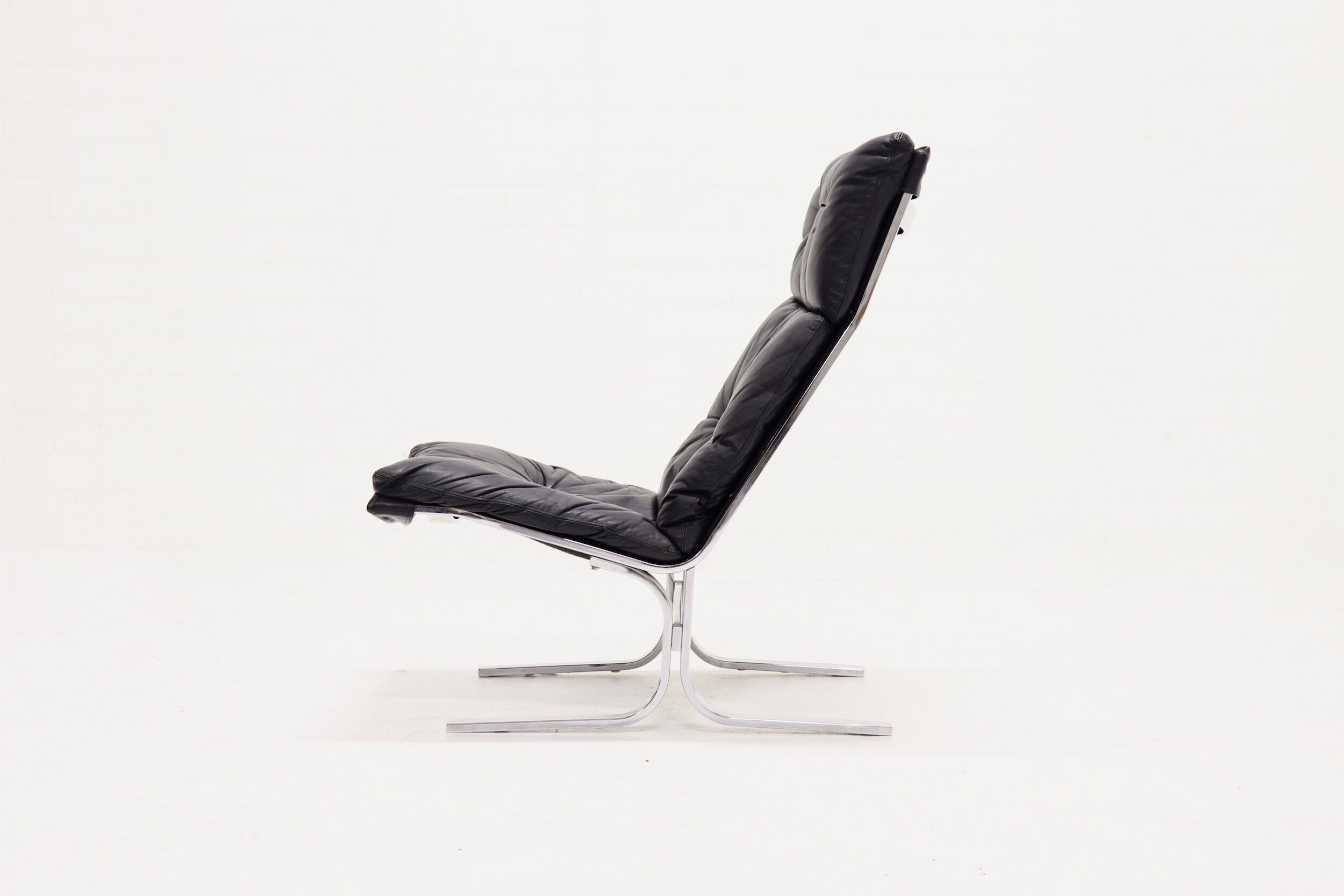 Fauteuil en cuir noir et chrome 1970