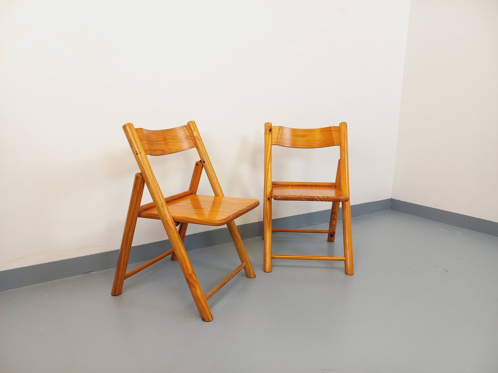 Pair of vintage folding chairs in pine from the 70s and 80s.