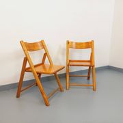 Pair of vintage folding chairs in pine from the 70s and 80s.