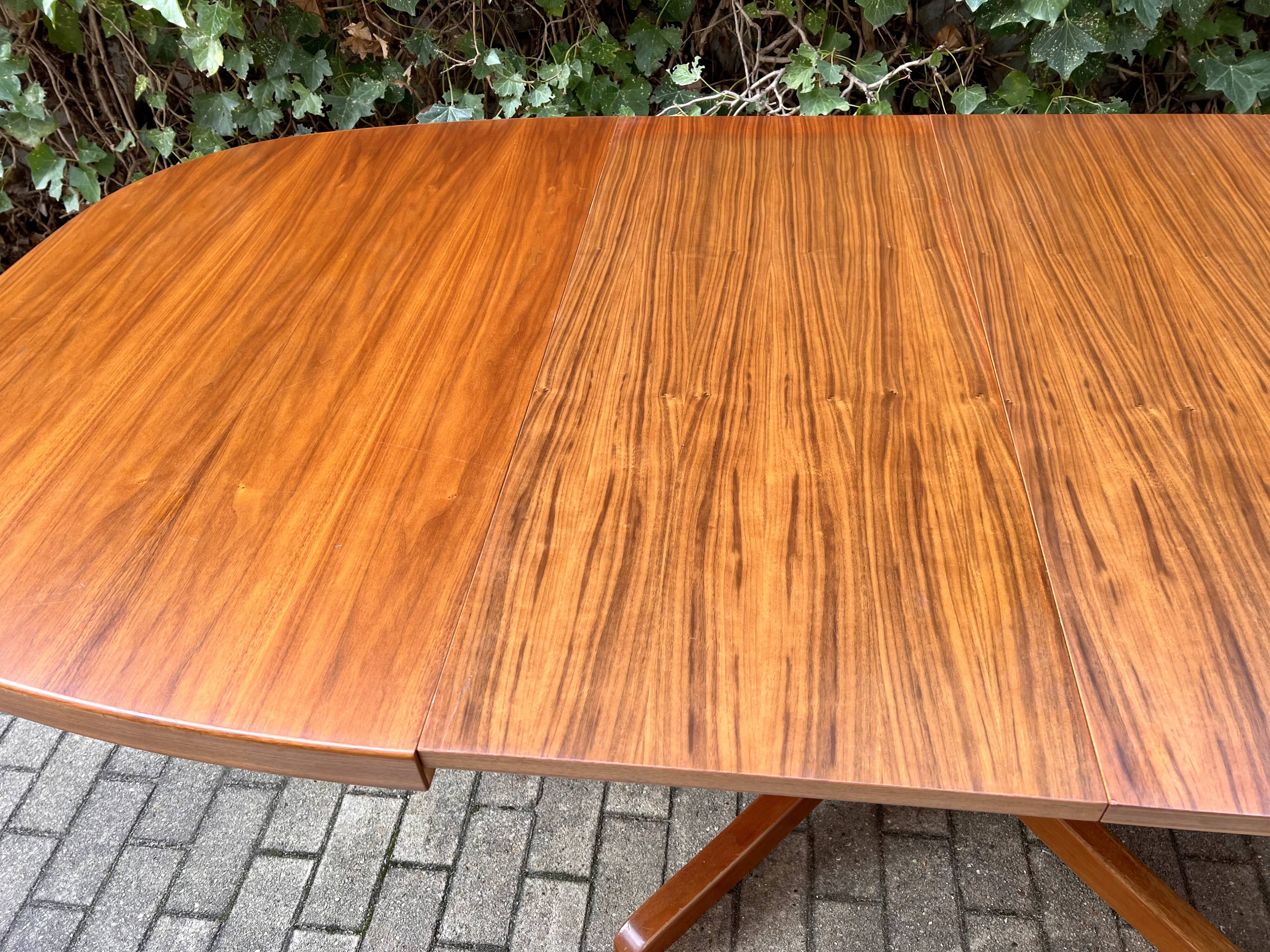 Table en teck extensible à deux rallonges