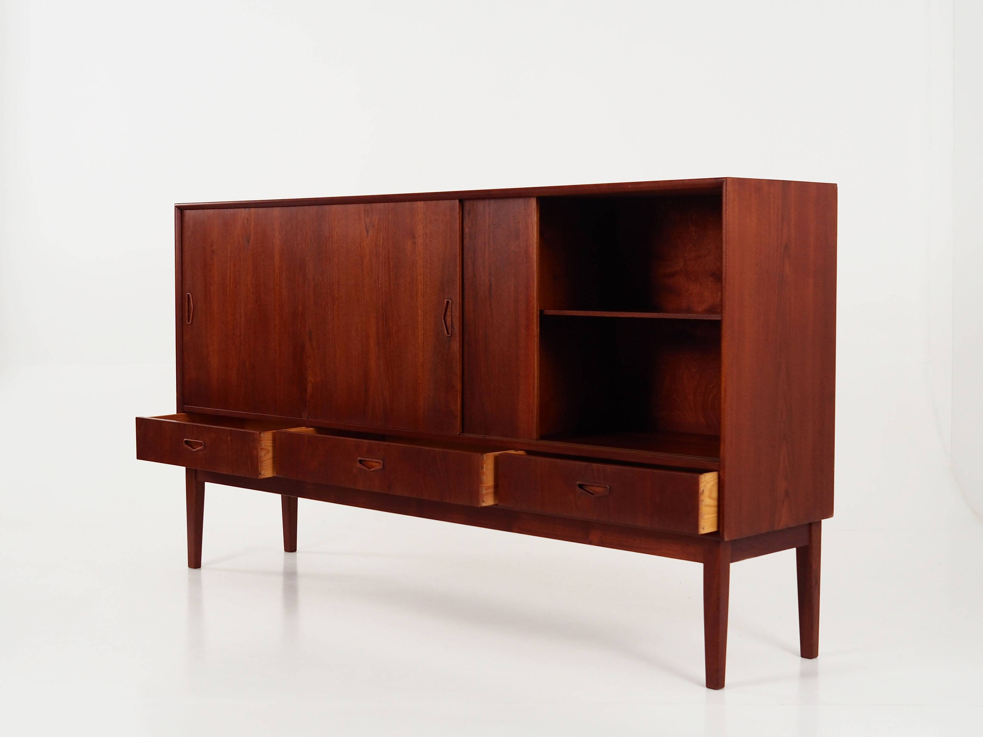Buffet haut en teck, design danois, années 1970, production : Danemark