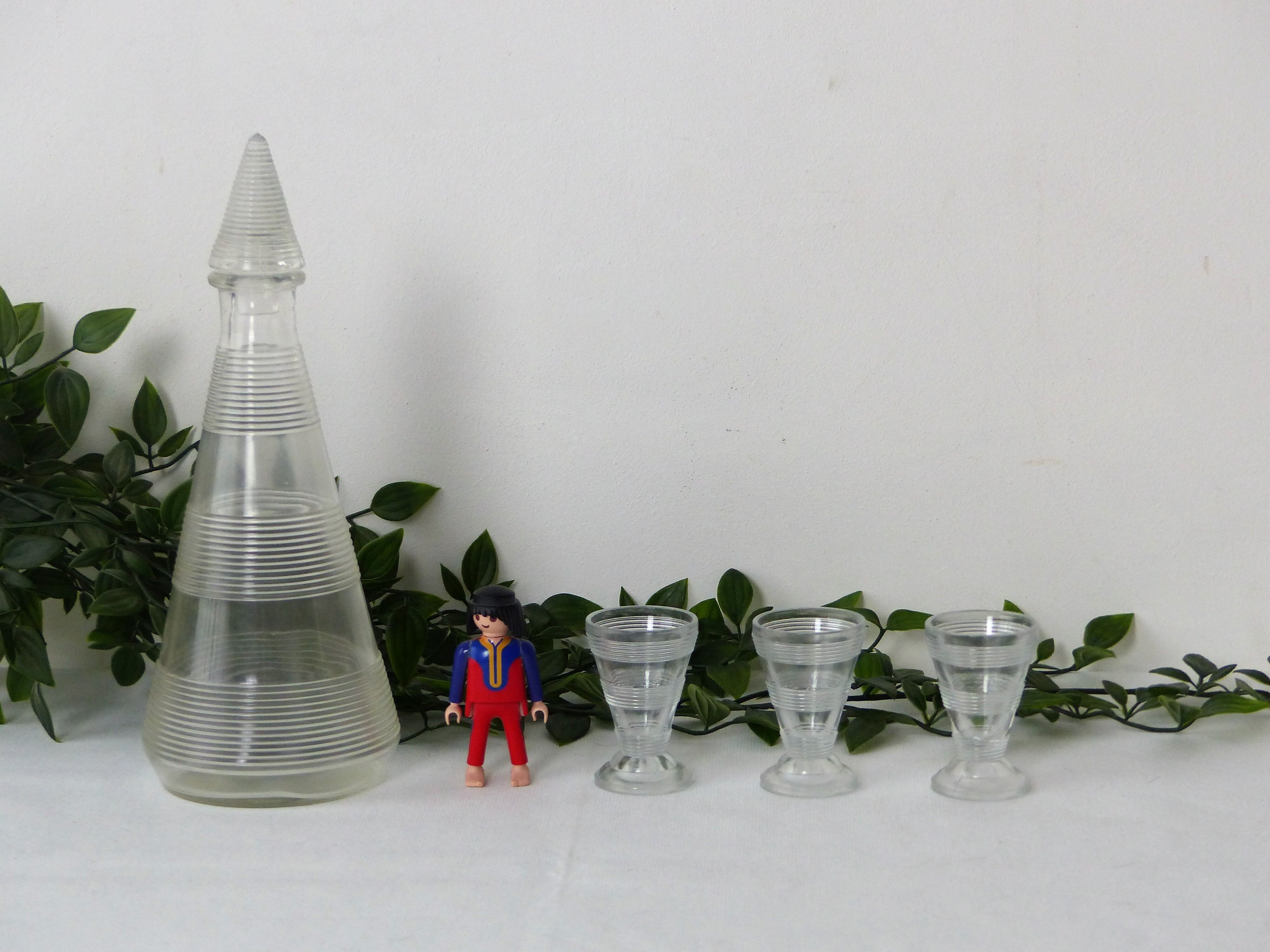 Carafe and its 3 glasses