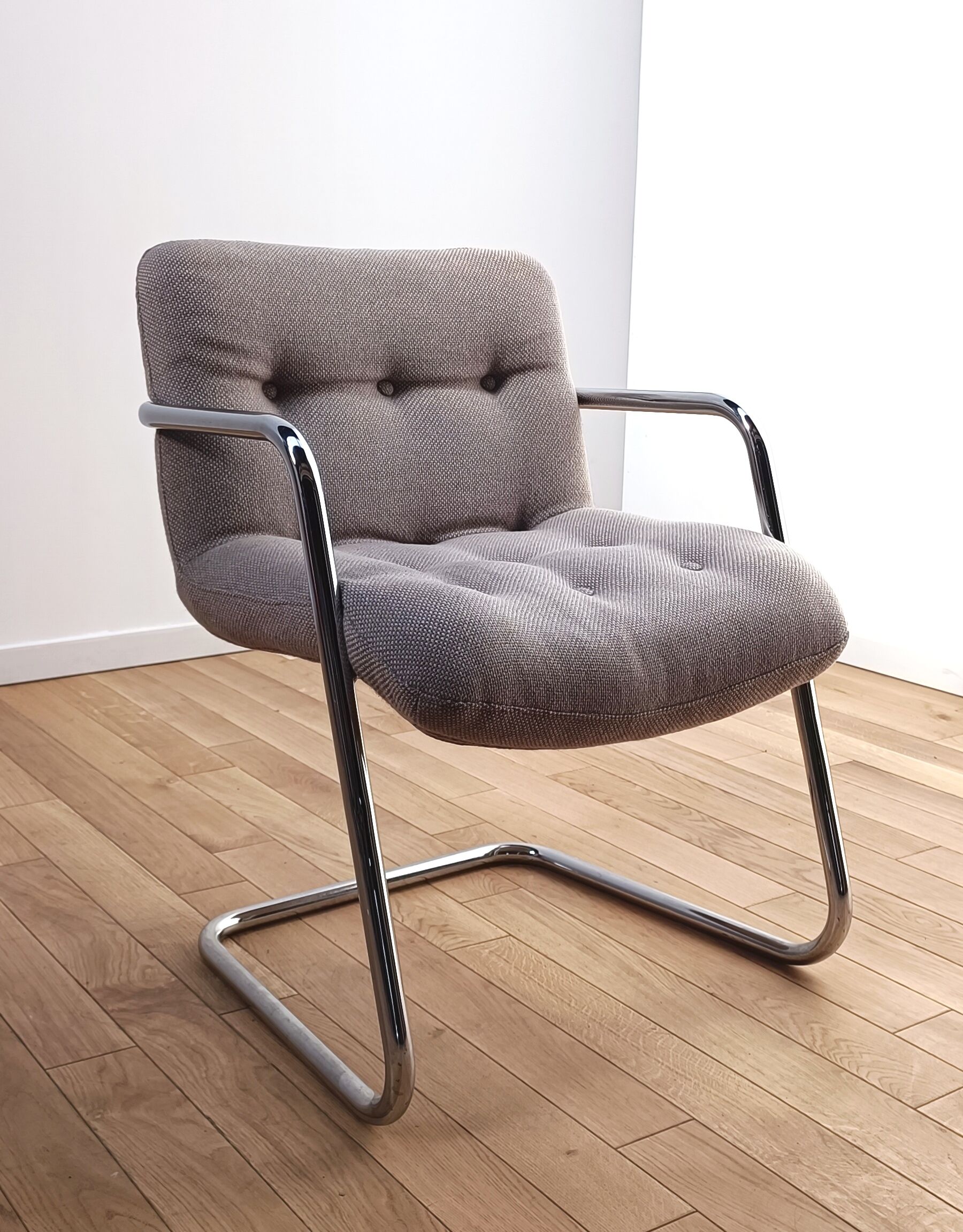 Storm armchair, Airborne