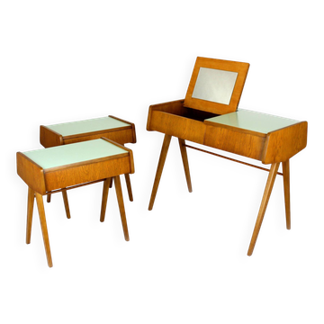 Tables de nuit et coiffeuse restaurées du milieu du siècle, Tchécoslovaquie, années 1960.