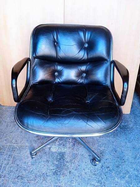 Fauteuil Charles Pollock cuir noir époque 1970
