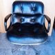 Fauteuil Charles Pollock cuir noir époque 1970
