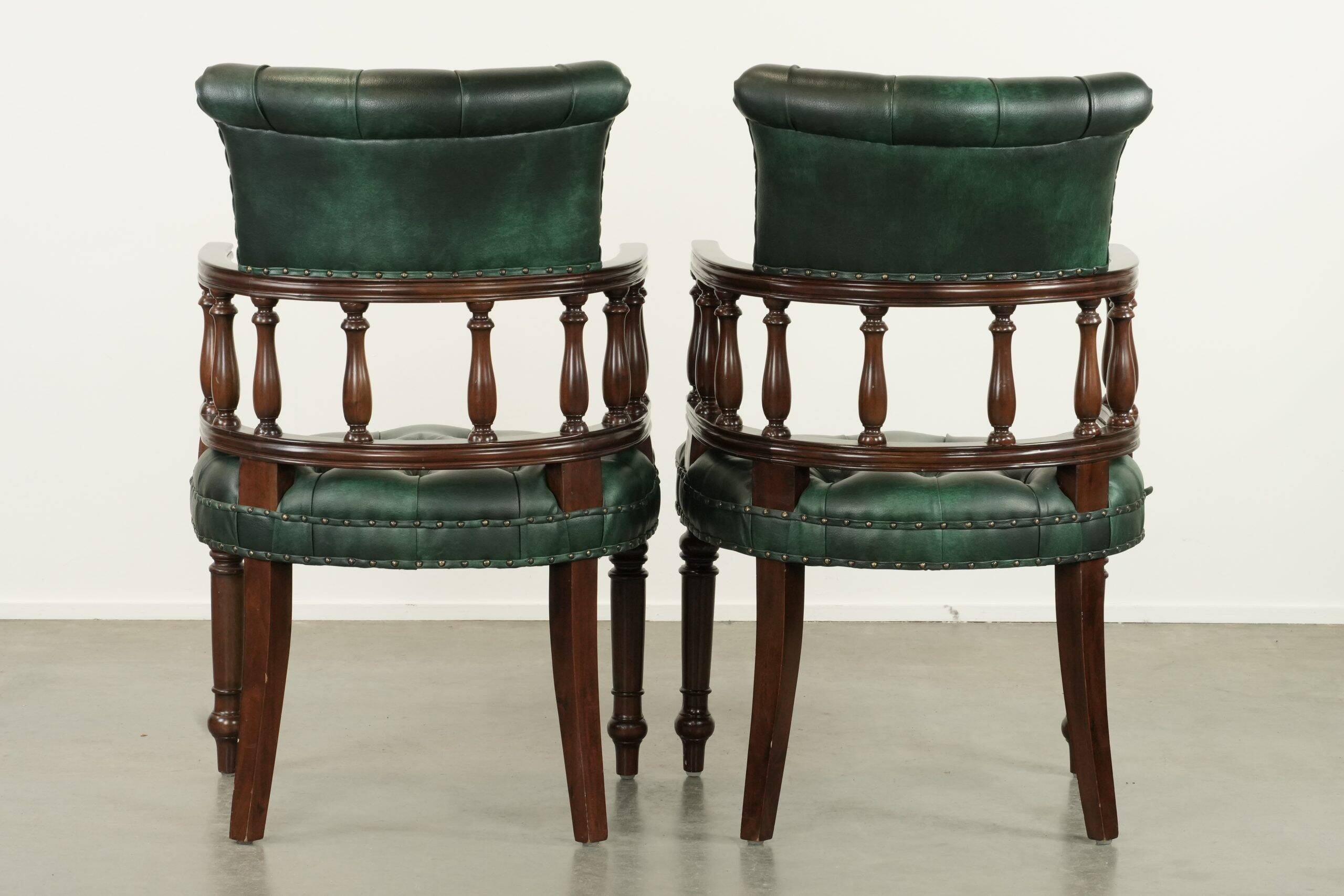 Ensemble de deux chaises de bureau Chesterfield en cuir de vachette vert de style anglais.