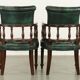 Ensemble de deux chaises de bureau Chesterfield en cuir de vachette vert de style anglais.