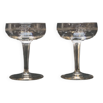 2 anciennes coupes à champagne en cristal gravé monogramme mh baccarat ?