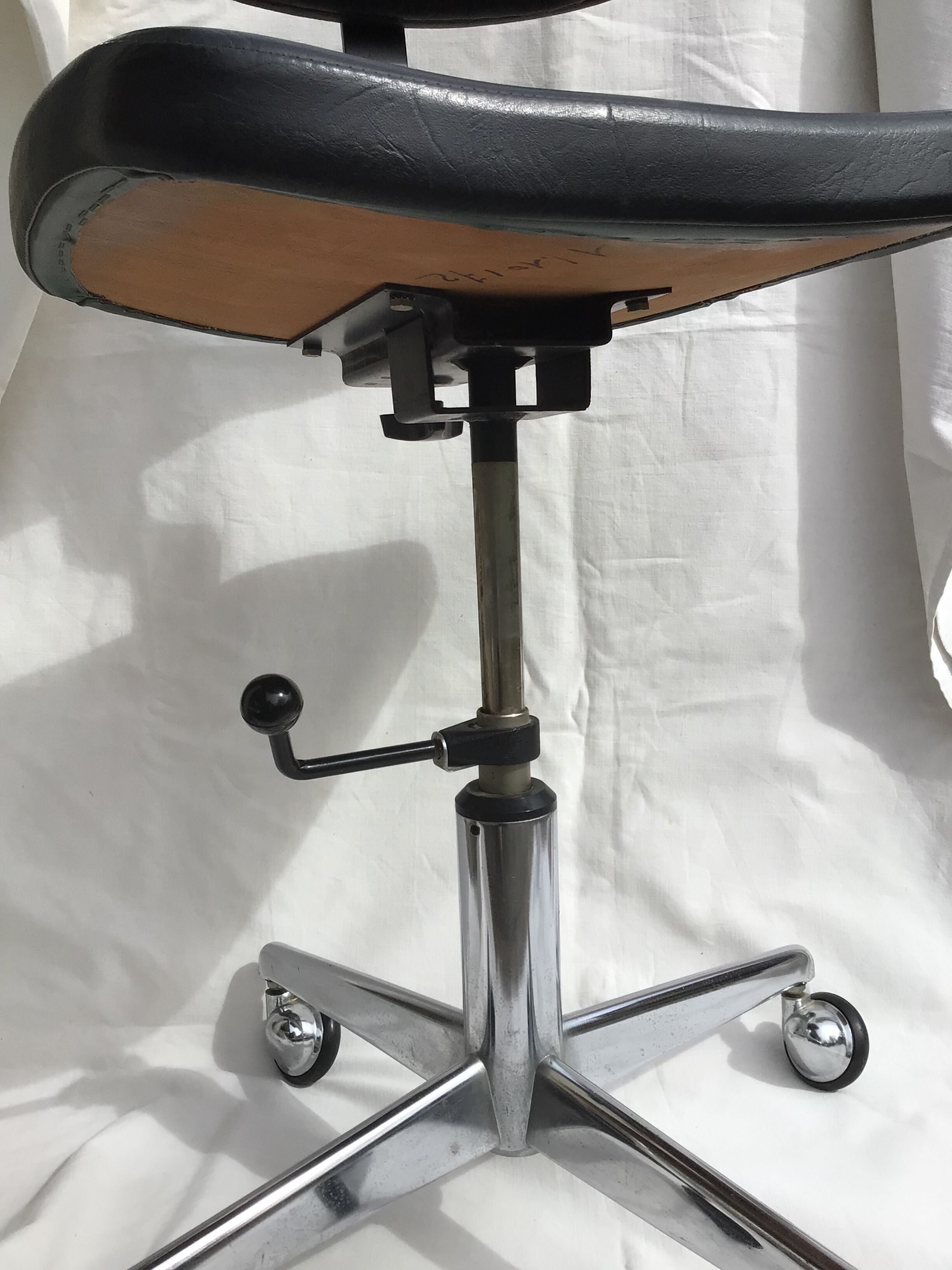 Adjustable swivel desk chair with 70's wheels