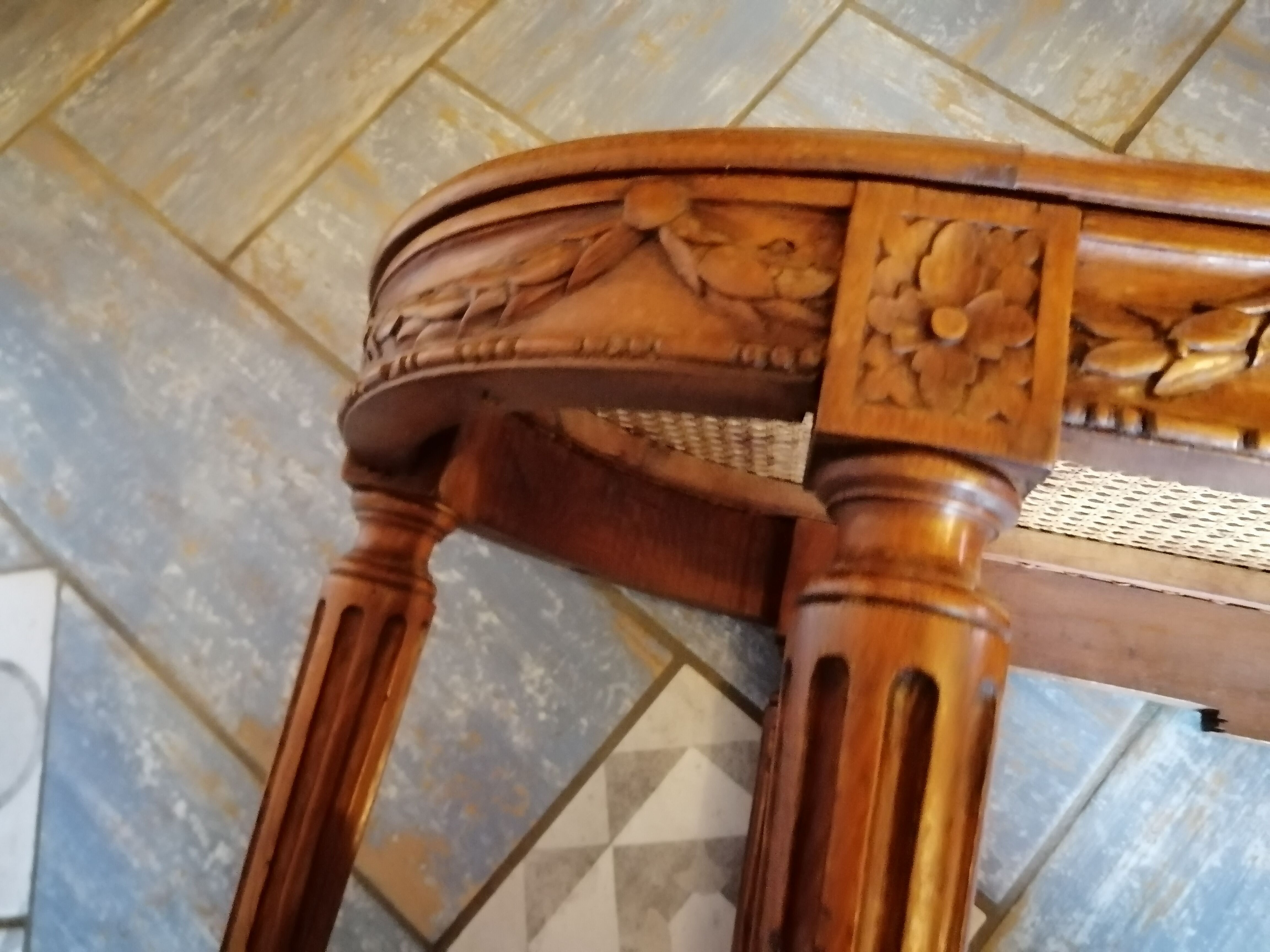 Piano bench