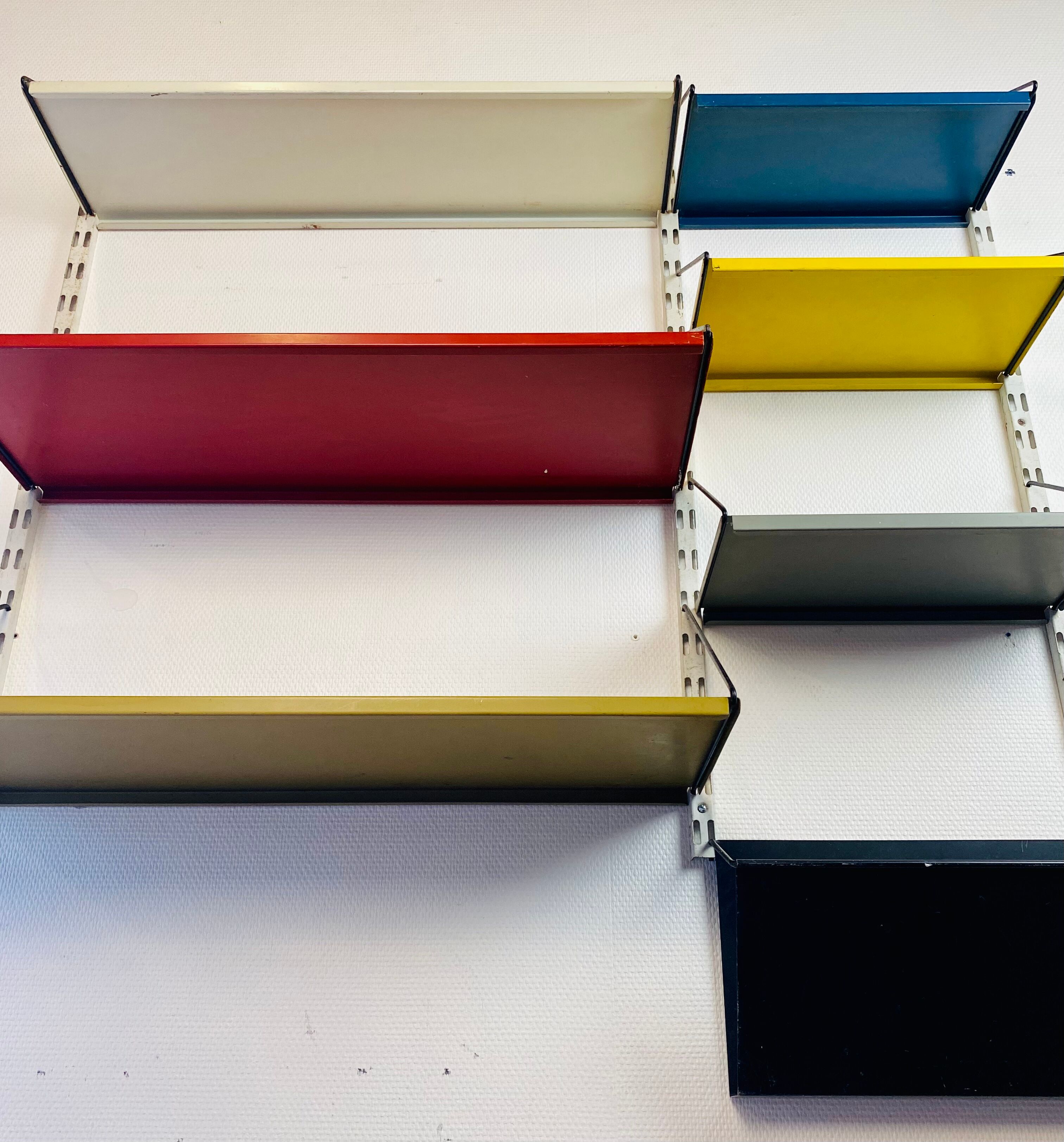 Shelf system, wall, metal, Pilastro edition.