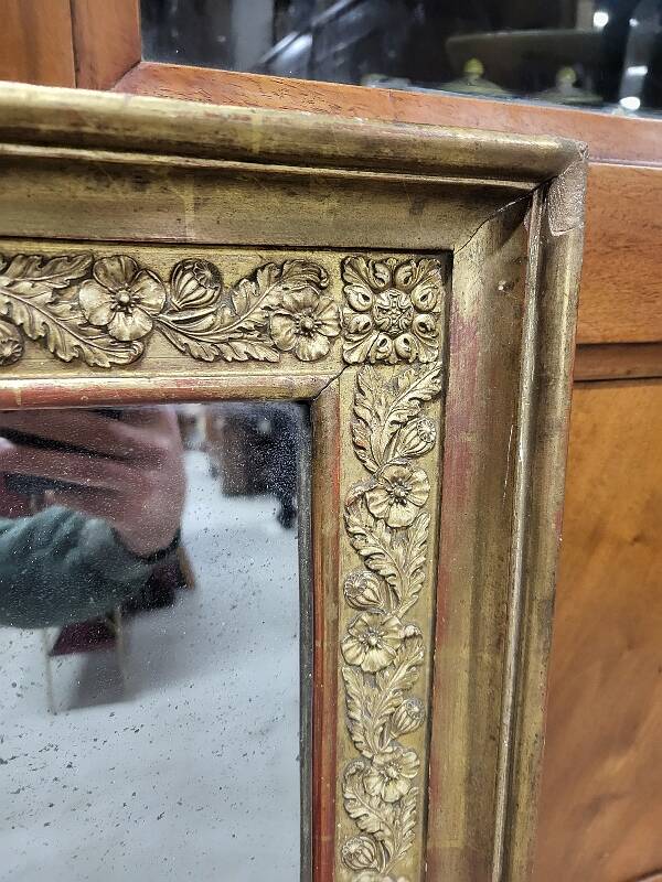 19th century gilt mirror with flowers and foliage decor