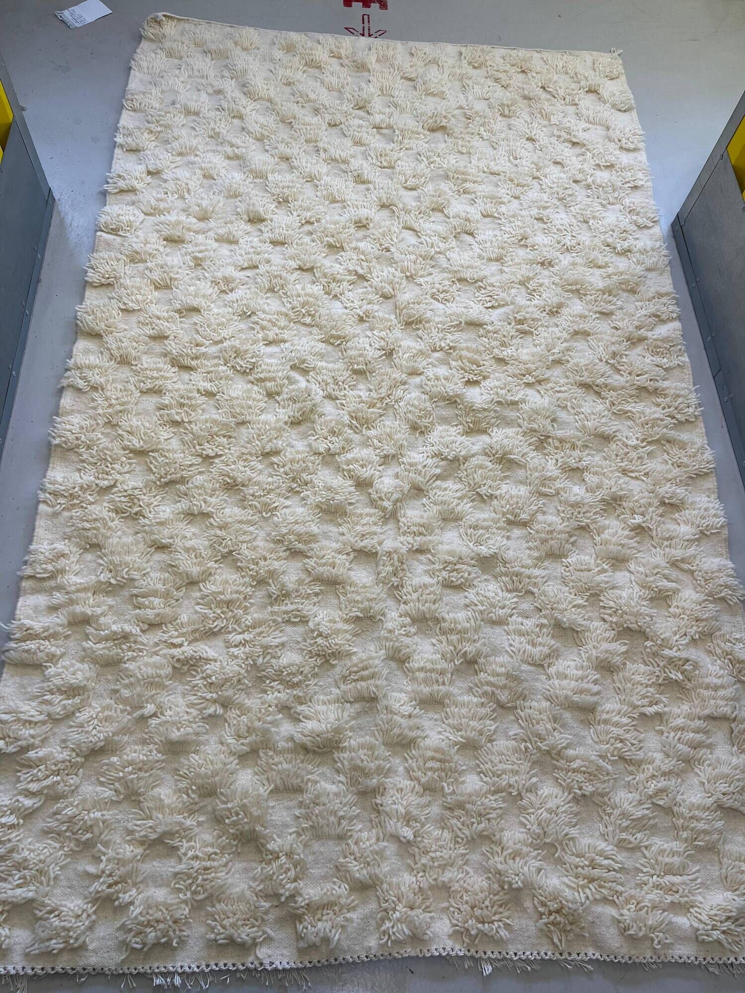Ecru Berber rug with wool tufts and relief patterns – 250 × 152 cm