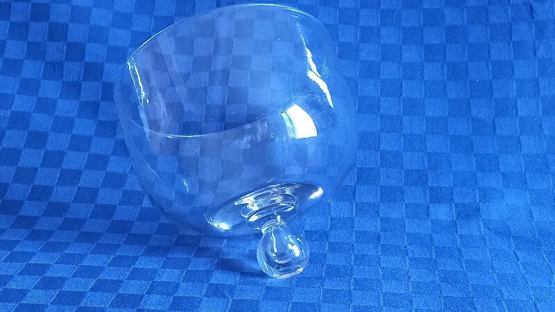 Cloche en verre pour la protection de divers aliments