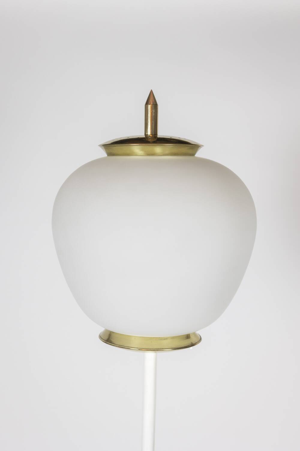 Floor lamp in opaline, lacquered metal and golden brass. 1950s.