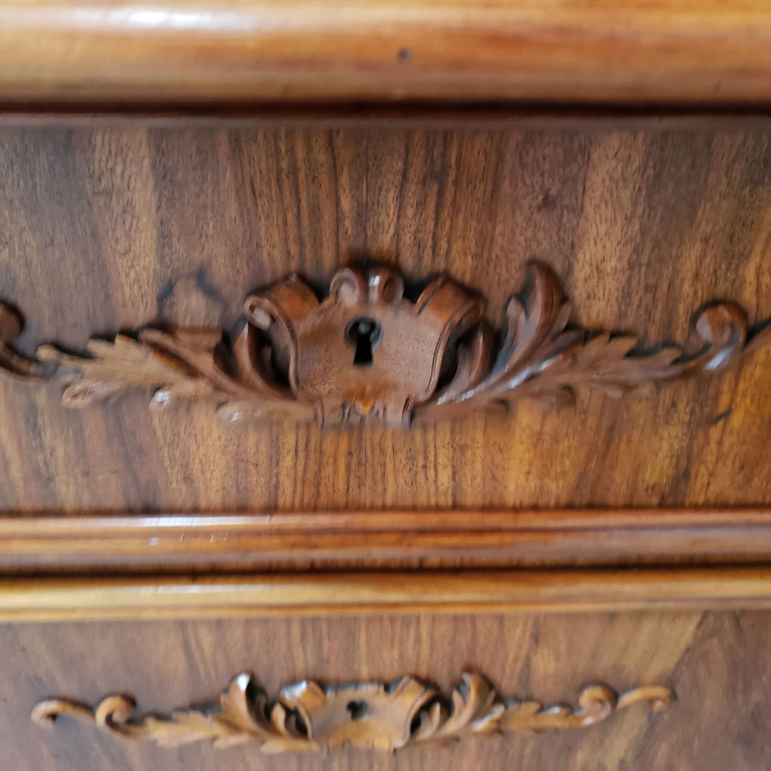 Antique chest of drawers carved in walnut XIX