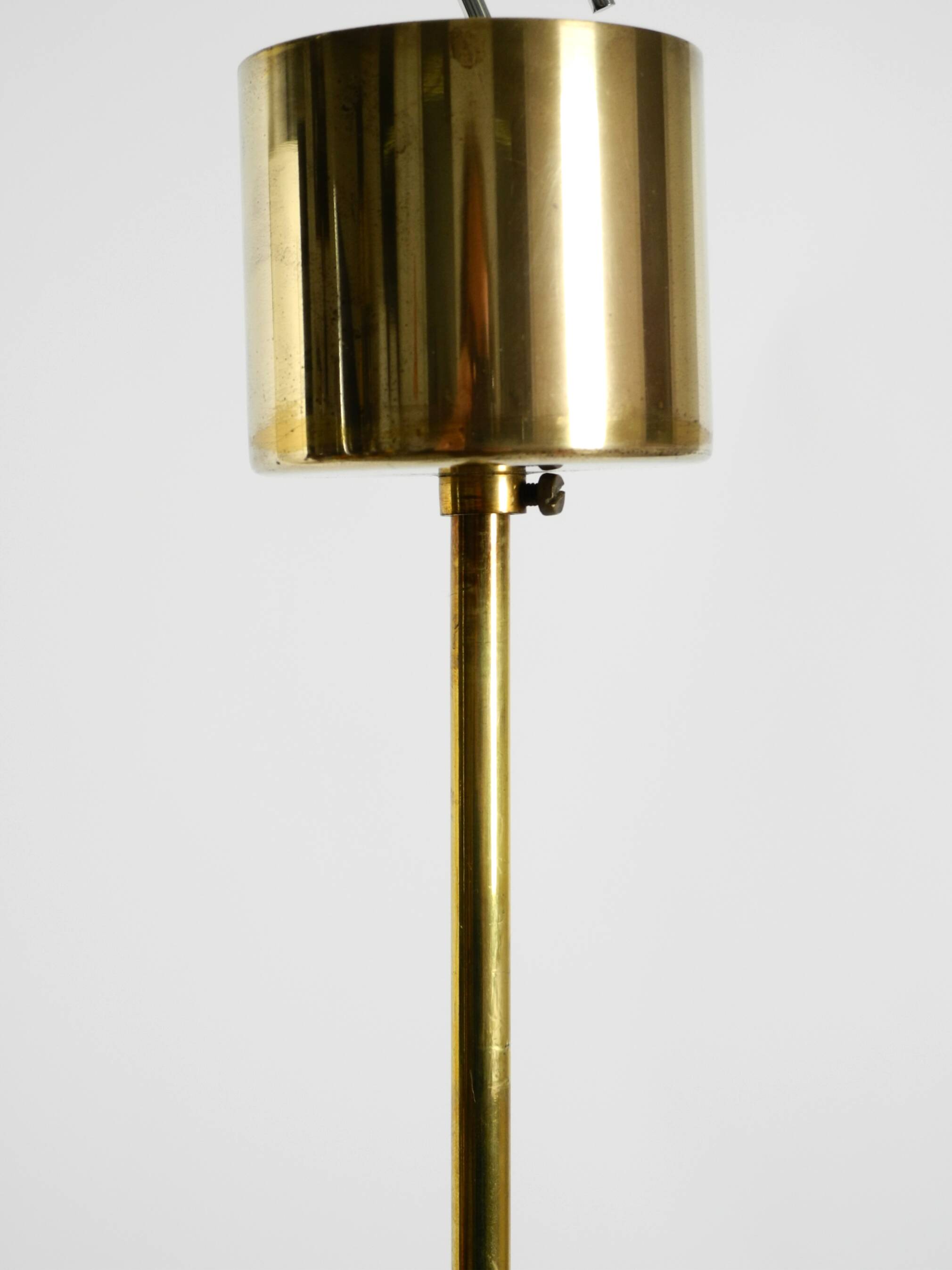Suspension en laiton Kaiser Leuchten des années 1960 avec 6 abat-jours en verre opale.