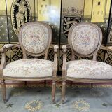 Paire de fauteuils médaillon d’époque Louis XVI