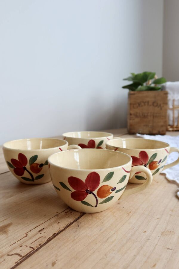 4 tasses à café anciennes Gien en terre de fer ivoire au décor floral