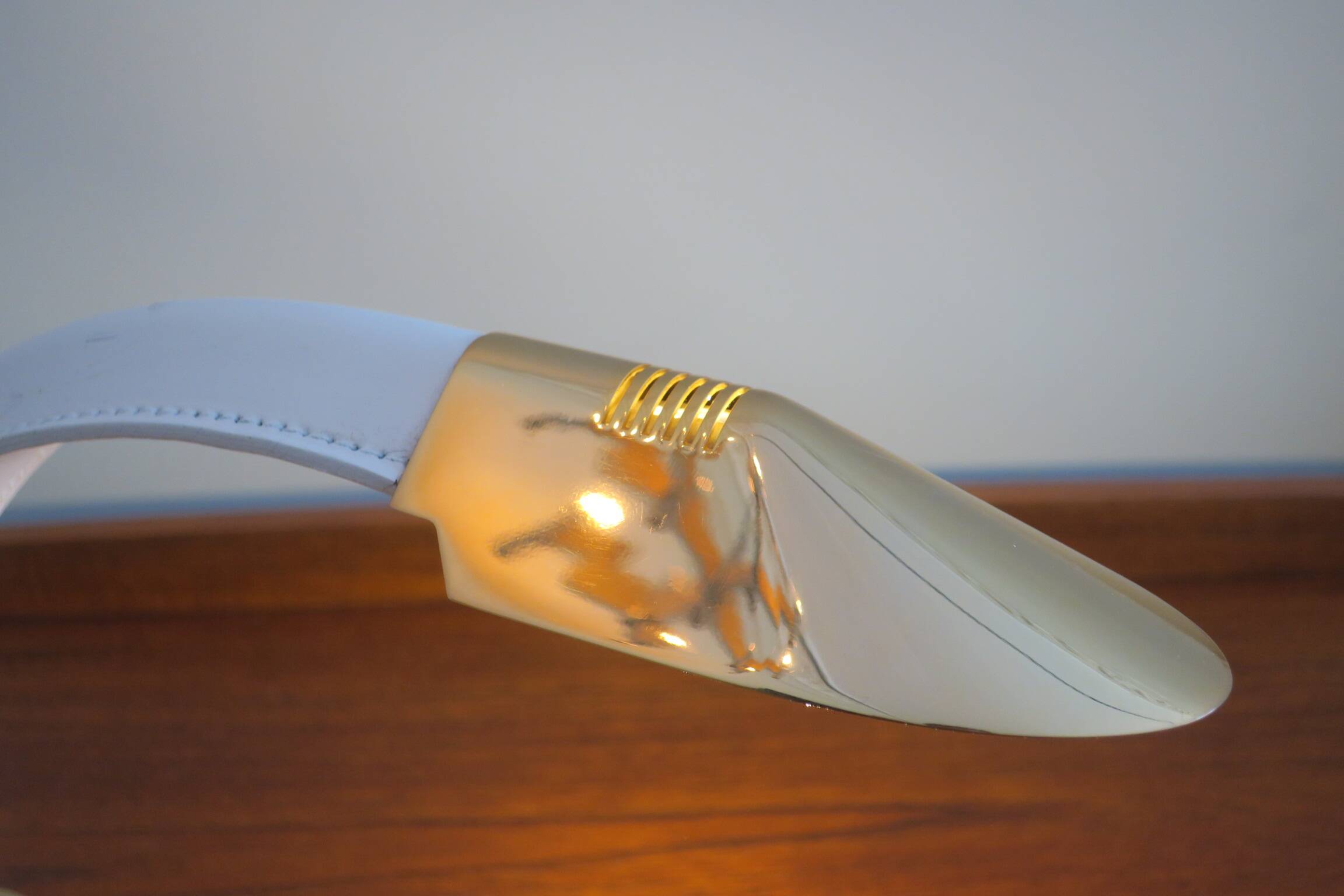 Lampe de bureau vintage en cuir gravé et en laiton plaqué or, Italie années 1970