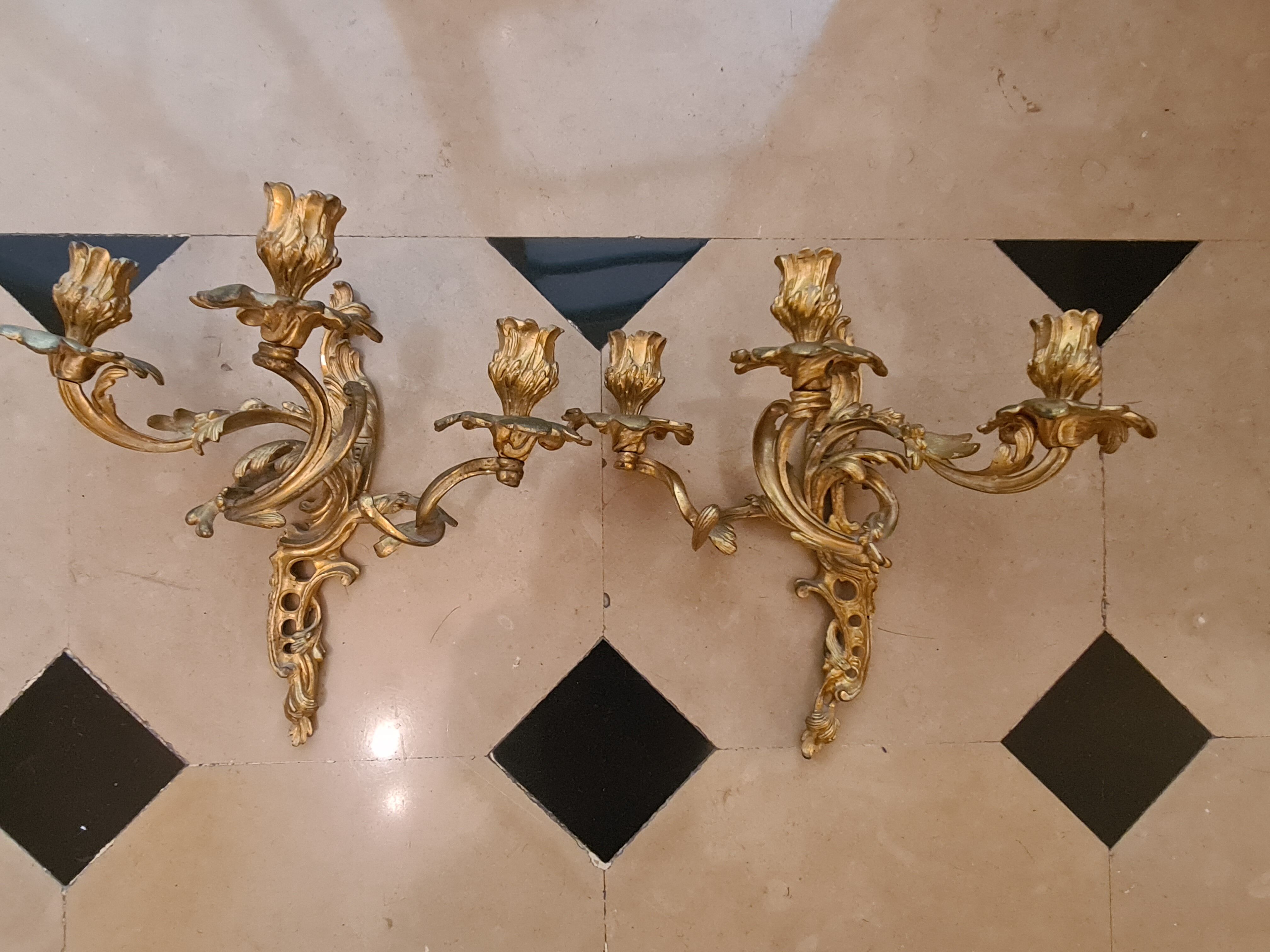 Paire d'appliques en bronze doré style Louis XV