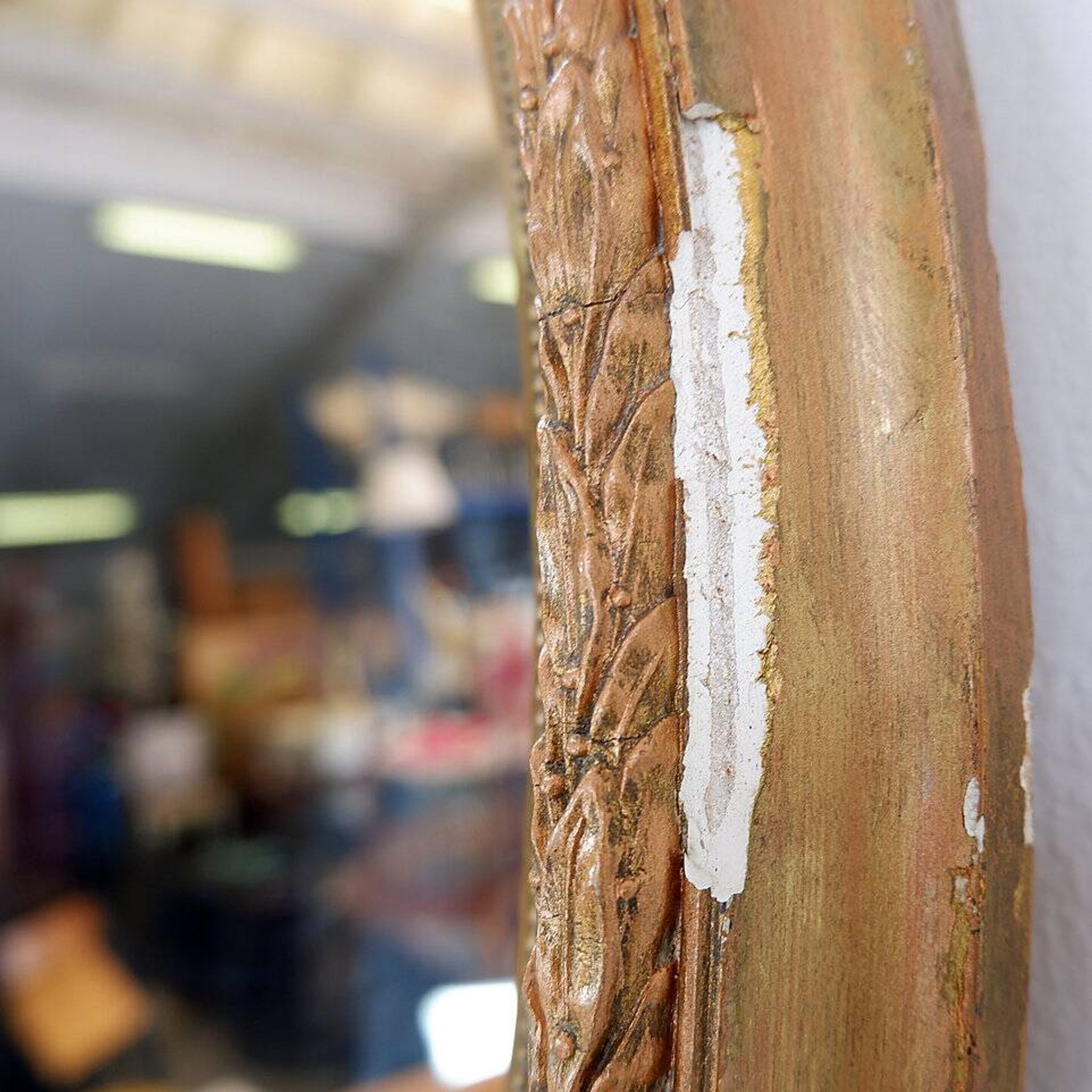 Wear consistent with age and use Wood and gilded plaster "Noeud d'Amour" Oval mirror