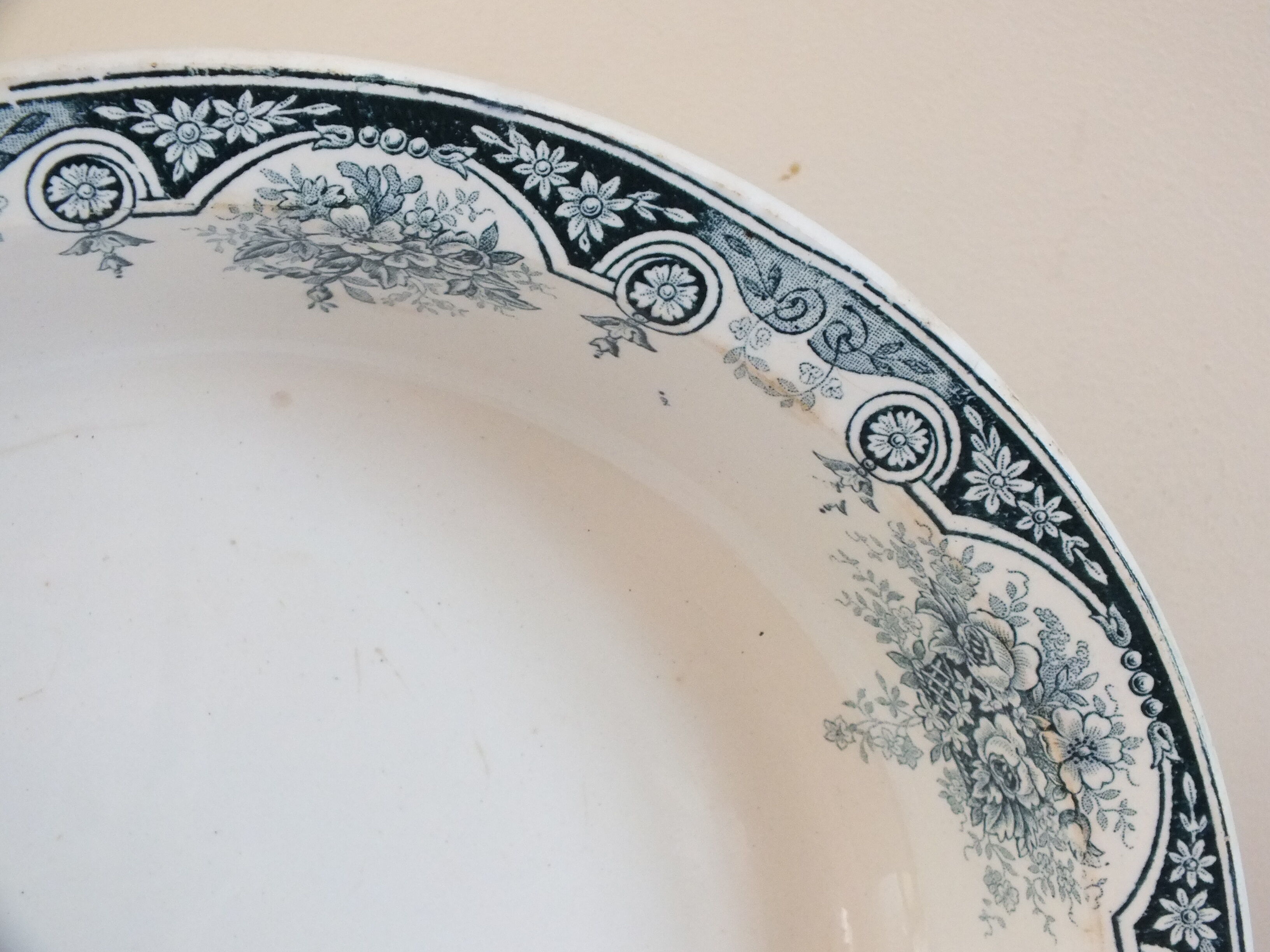 Hollow dish in Iron St Amand Pompadour