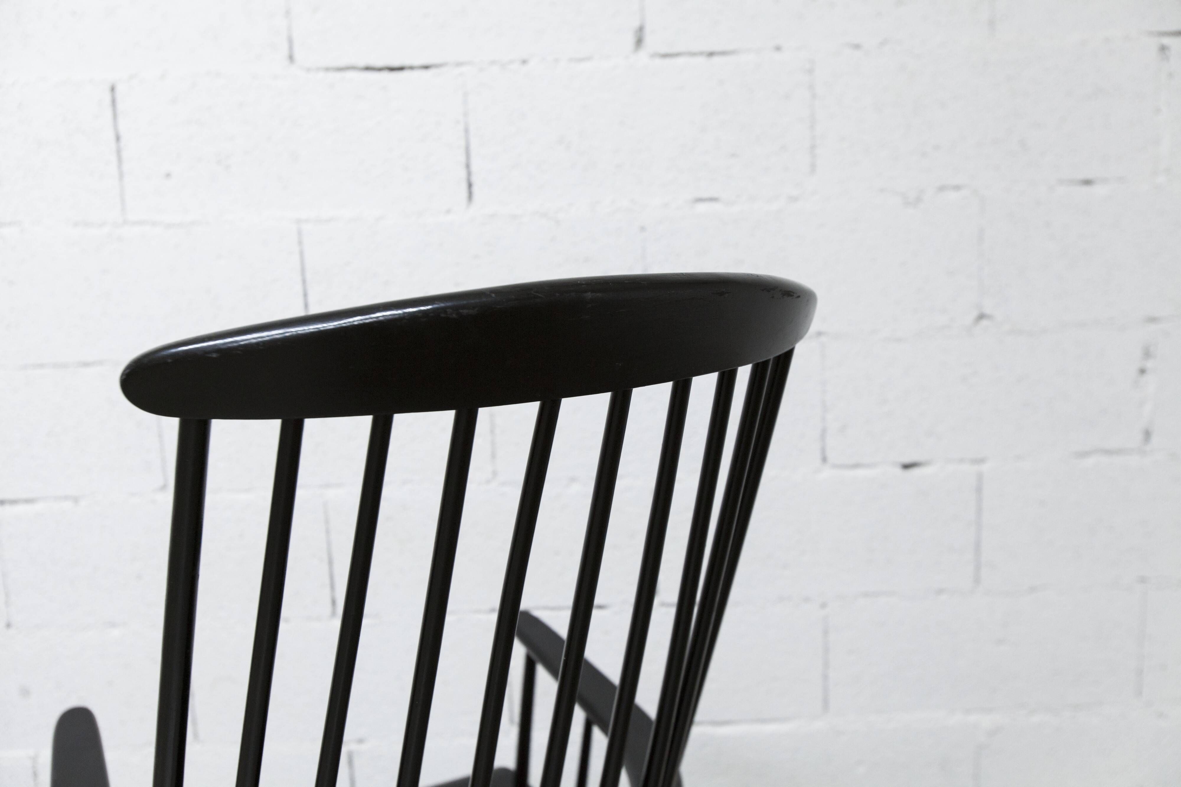 Scandinavian style rocking chair Tapiovaara 1960 in very good condition.