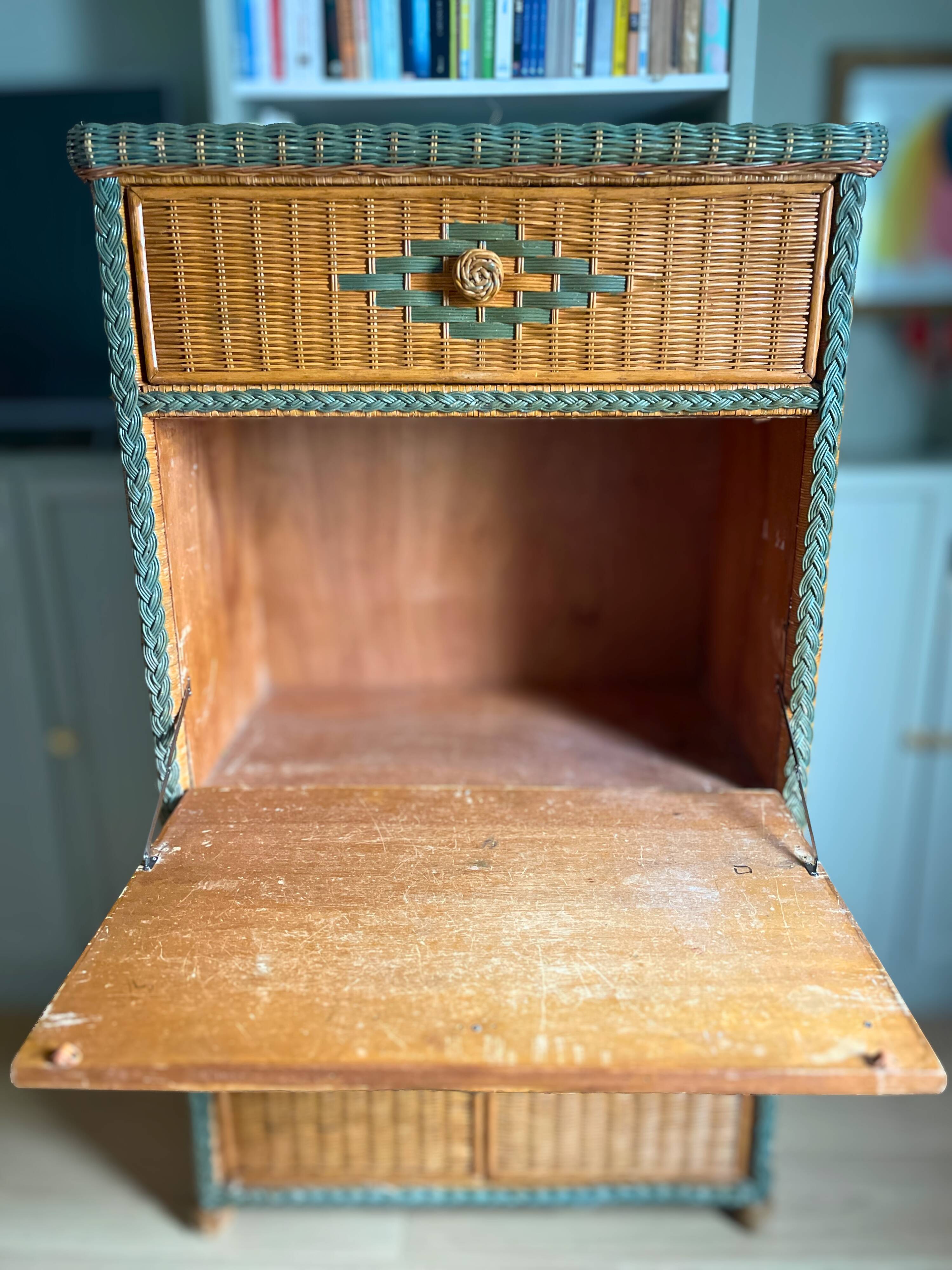 Wicker secretary cabinet