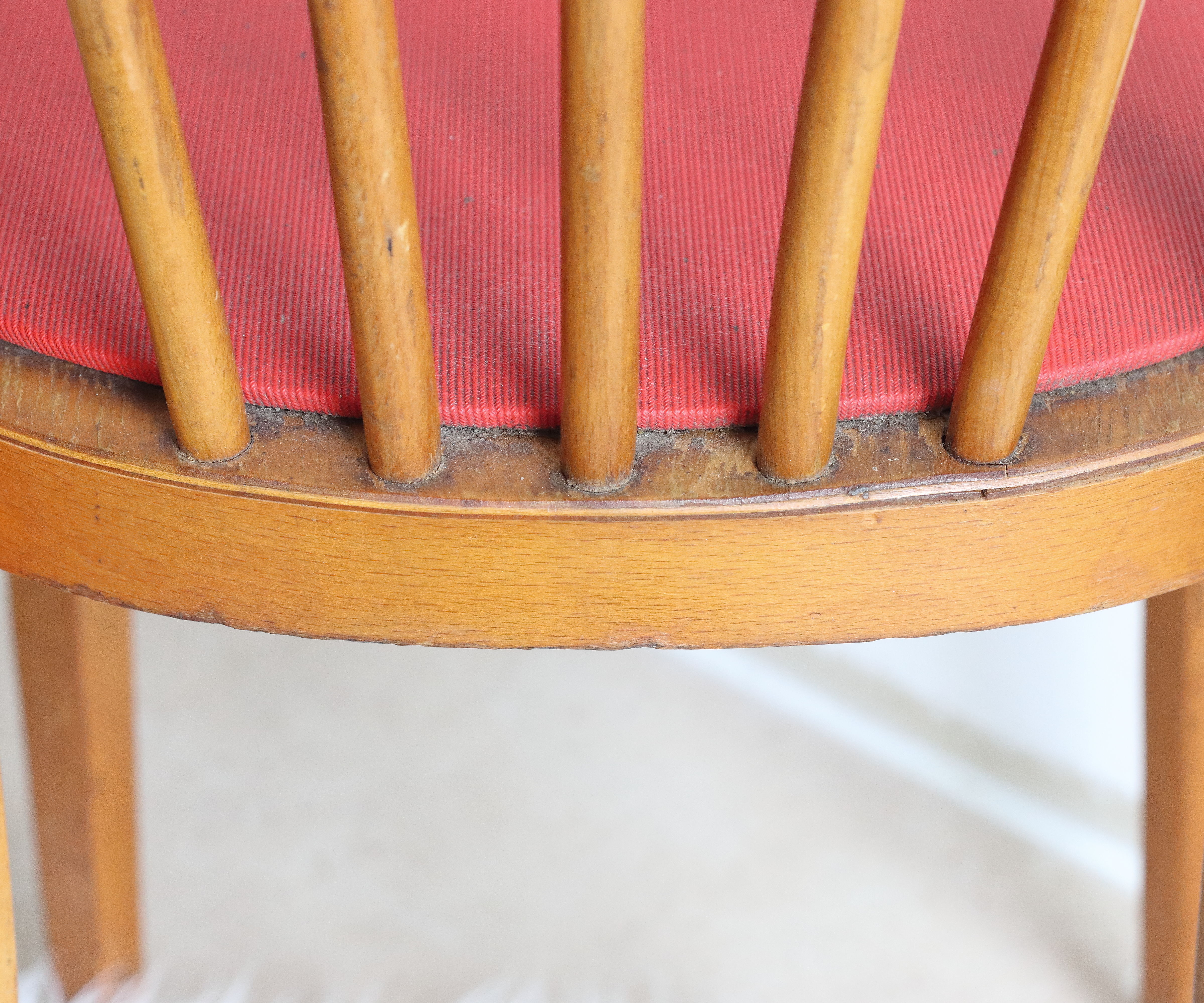 Bistro chair with bars of the 50s in wood and imitation red leather