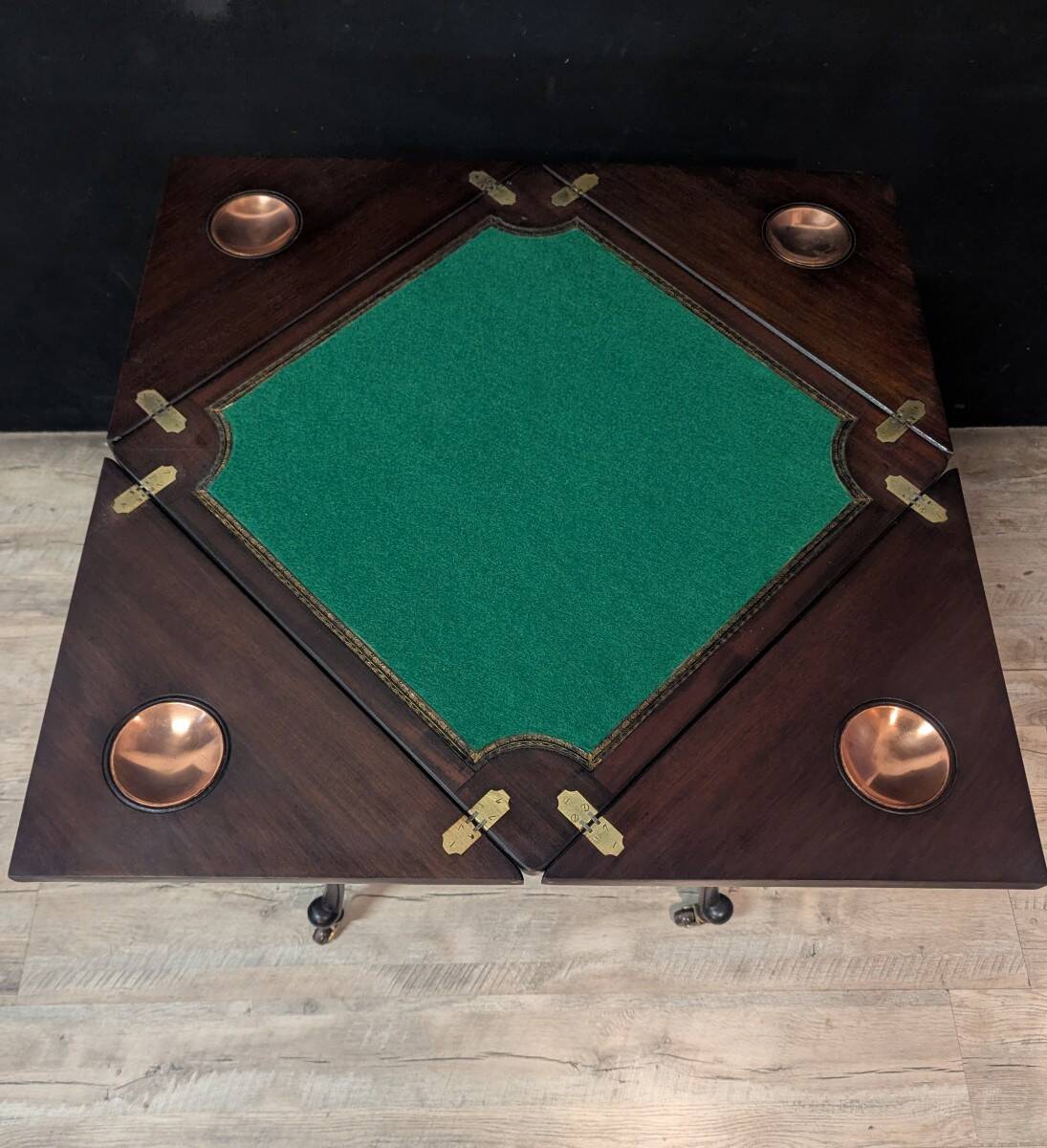 Game table known as "mouchoir" in mahogany, Louis XV style with decorative inspiration.
