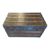 Coffre/table basse vintage en bois avec ferrures en fer