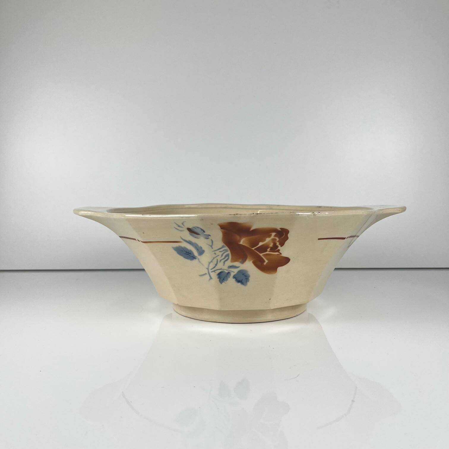 Salad bowl / soup tureen without lid Sarreguemines flower pattern, first me.