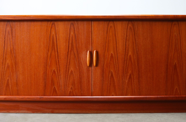 Crédence en teck à portes tambour de Dyrlund Danemark 1950s