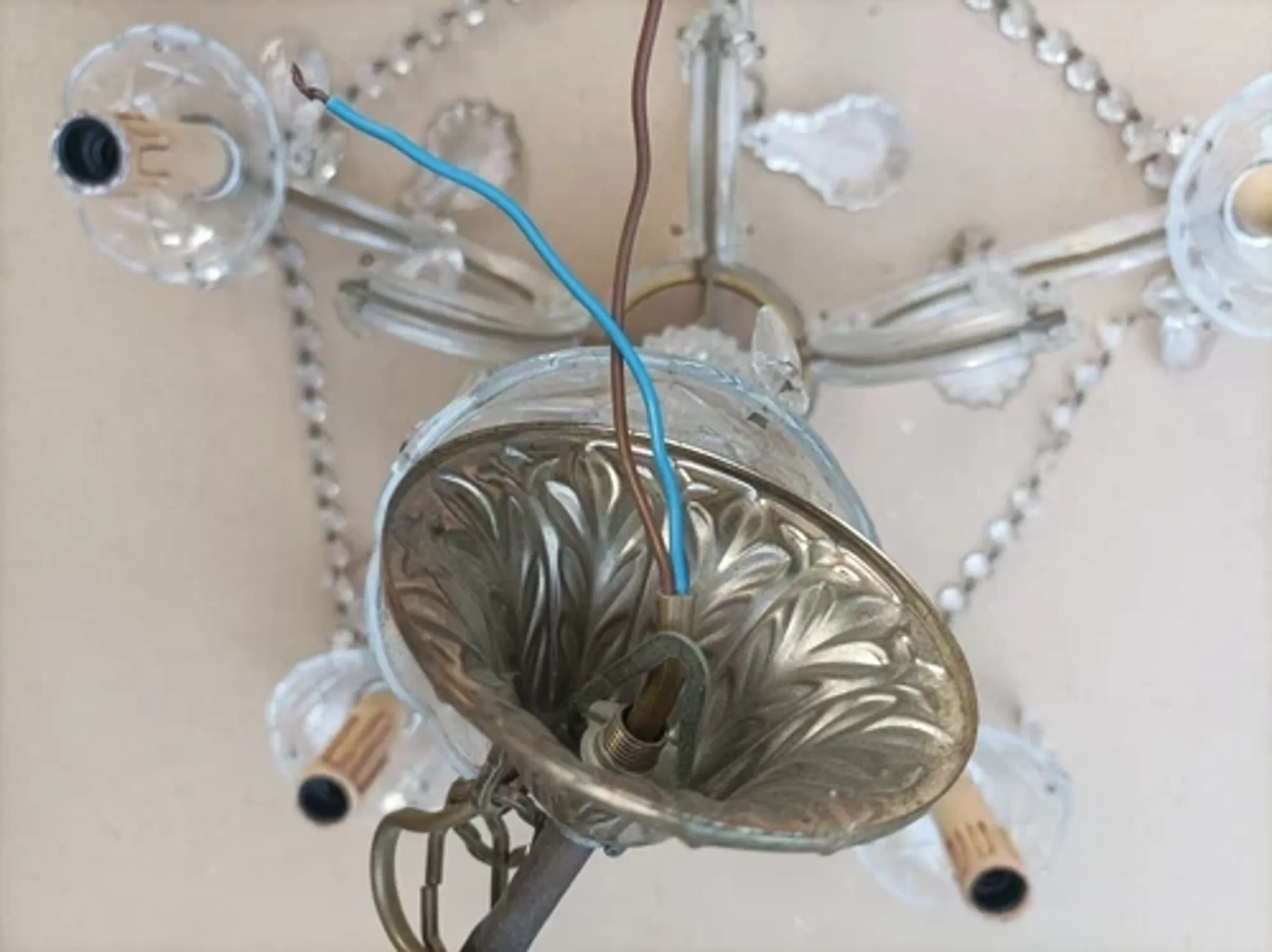 Very beautiful Venetian chandelier with 5 lights / complete and in working condition.