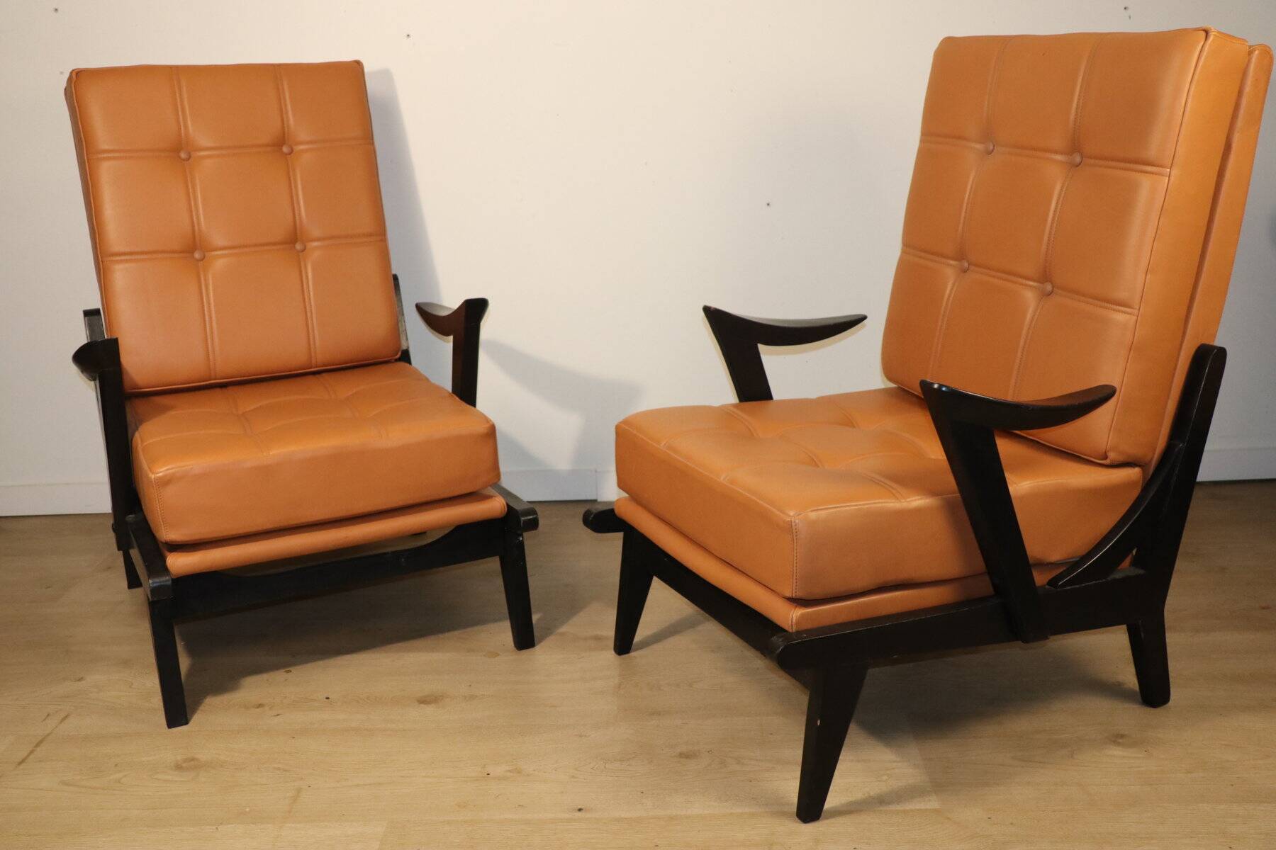 Paire de fauteuils vintage années 50 en bois noir et cuir caramel