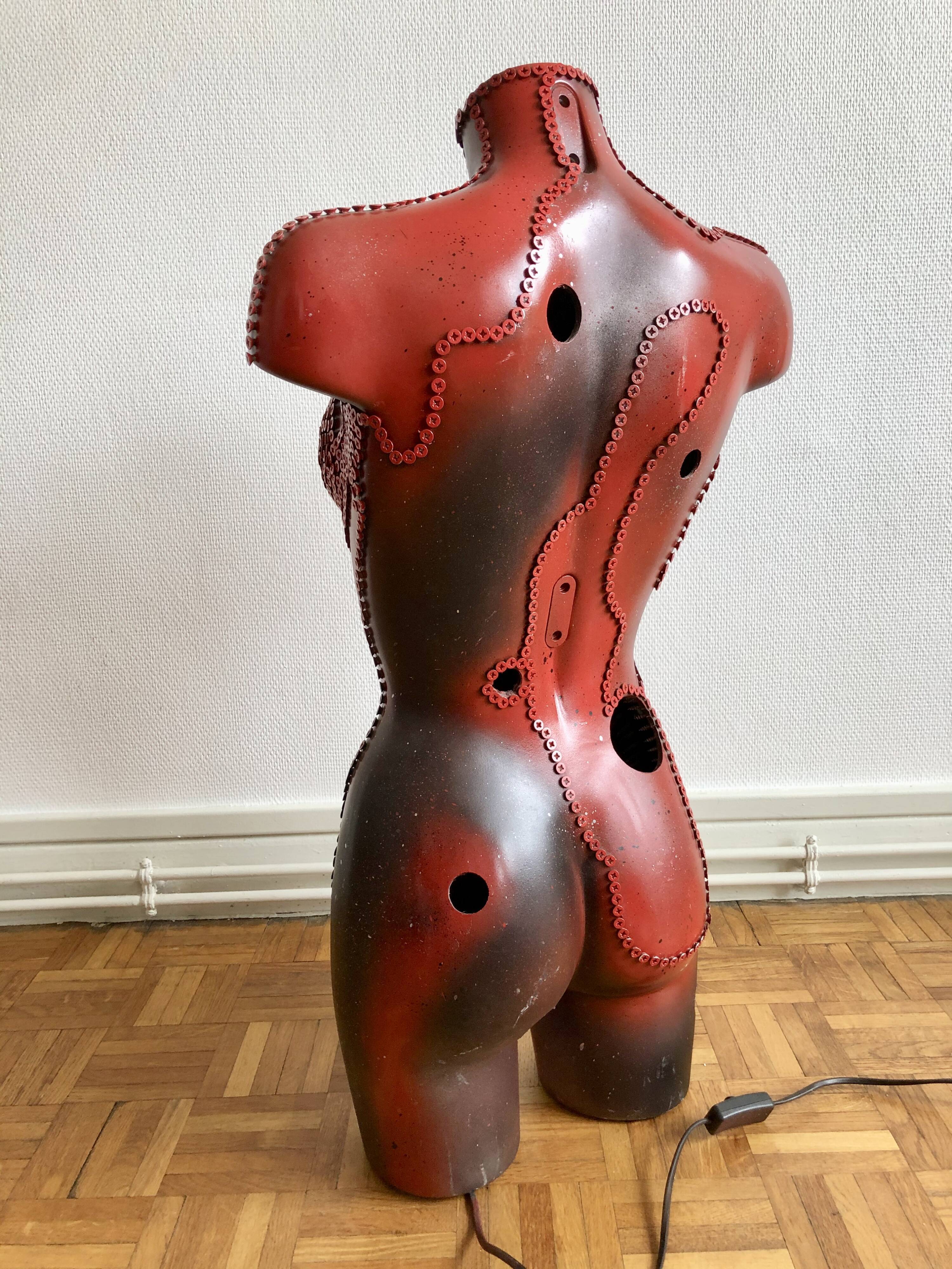 Red bust parquet lamp