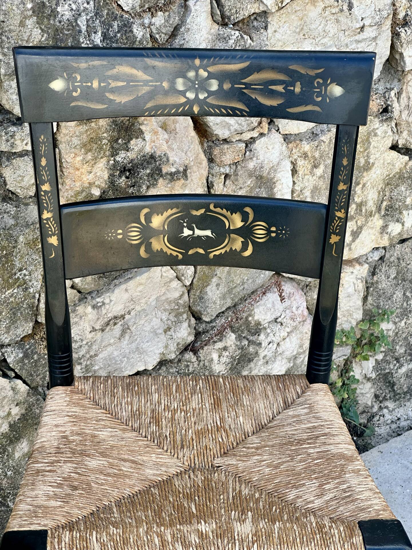 Chaise en bois peint dans le goût d’Hitchcock.