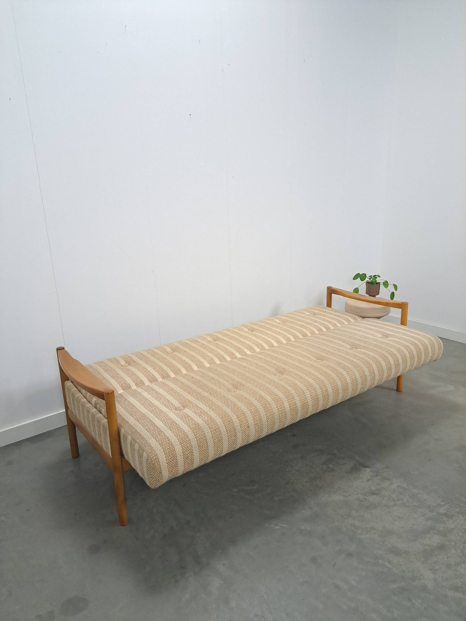 Canapé-lit beige rayé avec cadre en bois