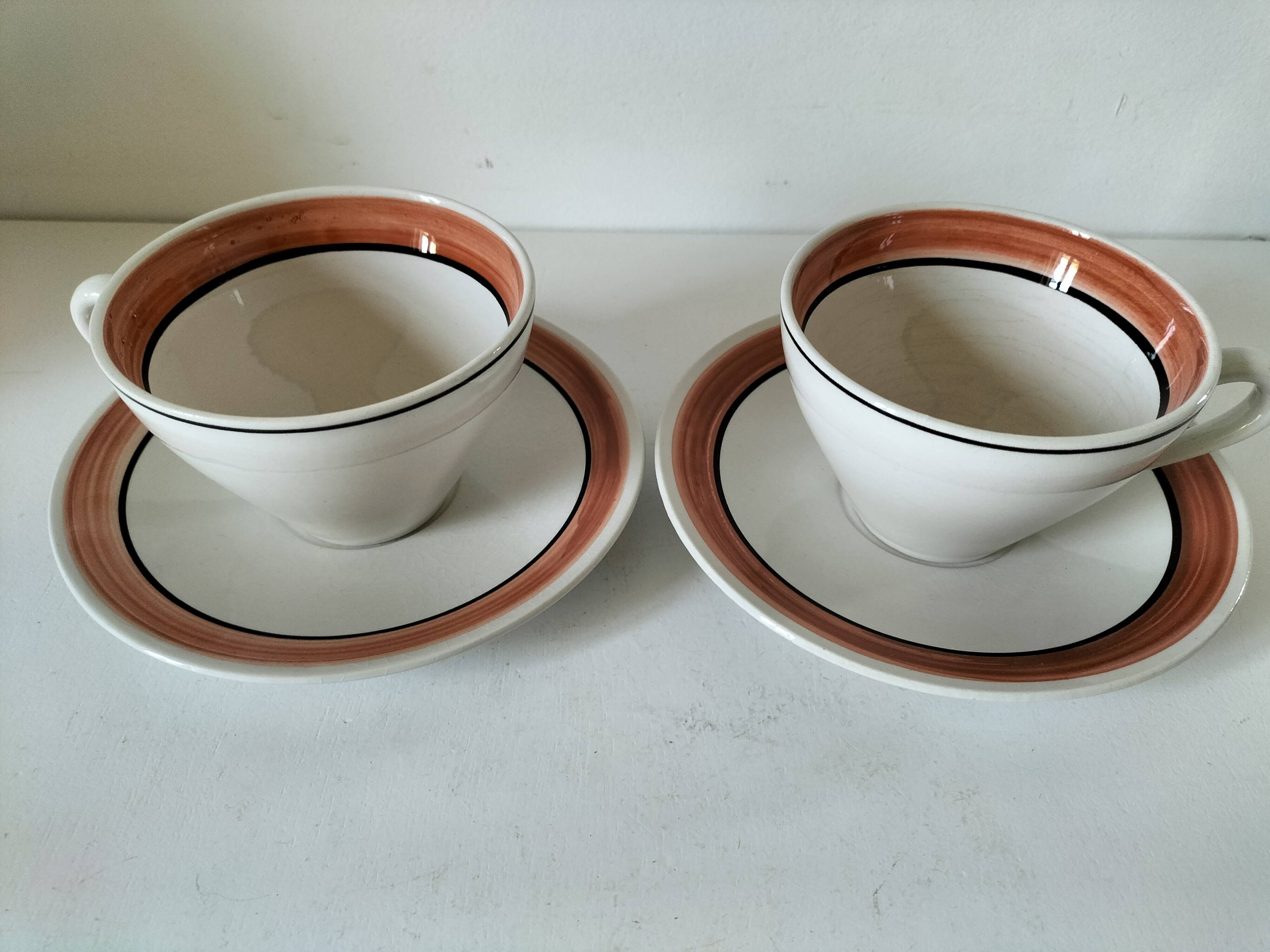 Ensemble de 4 grandes tasses vintage et 6 sous-tasses graphiques