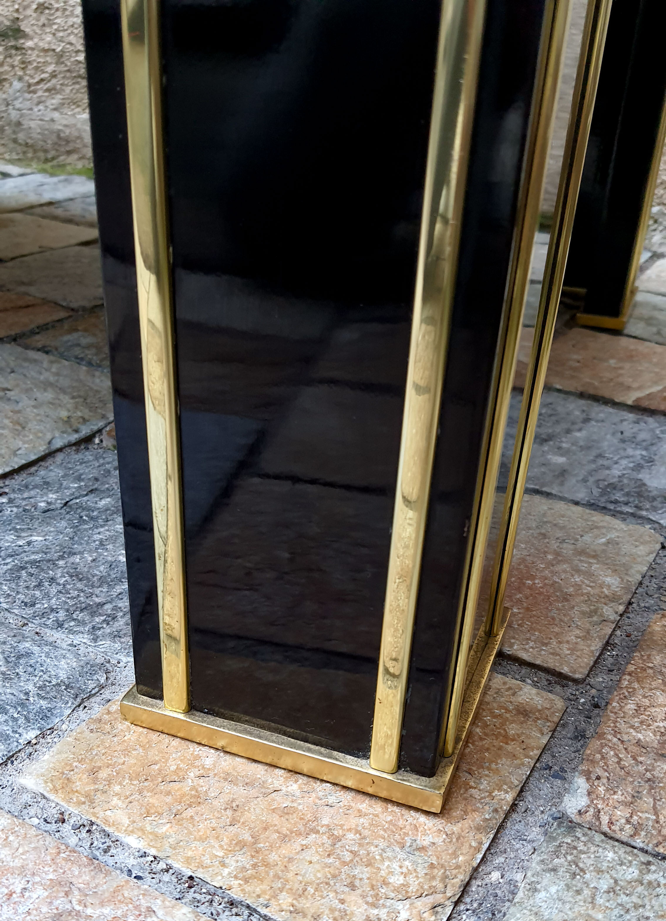Table basse 1980 laquée noire laiton doré et verre 140cm