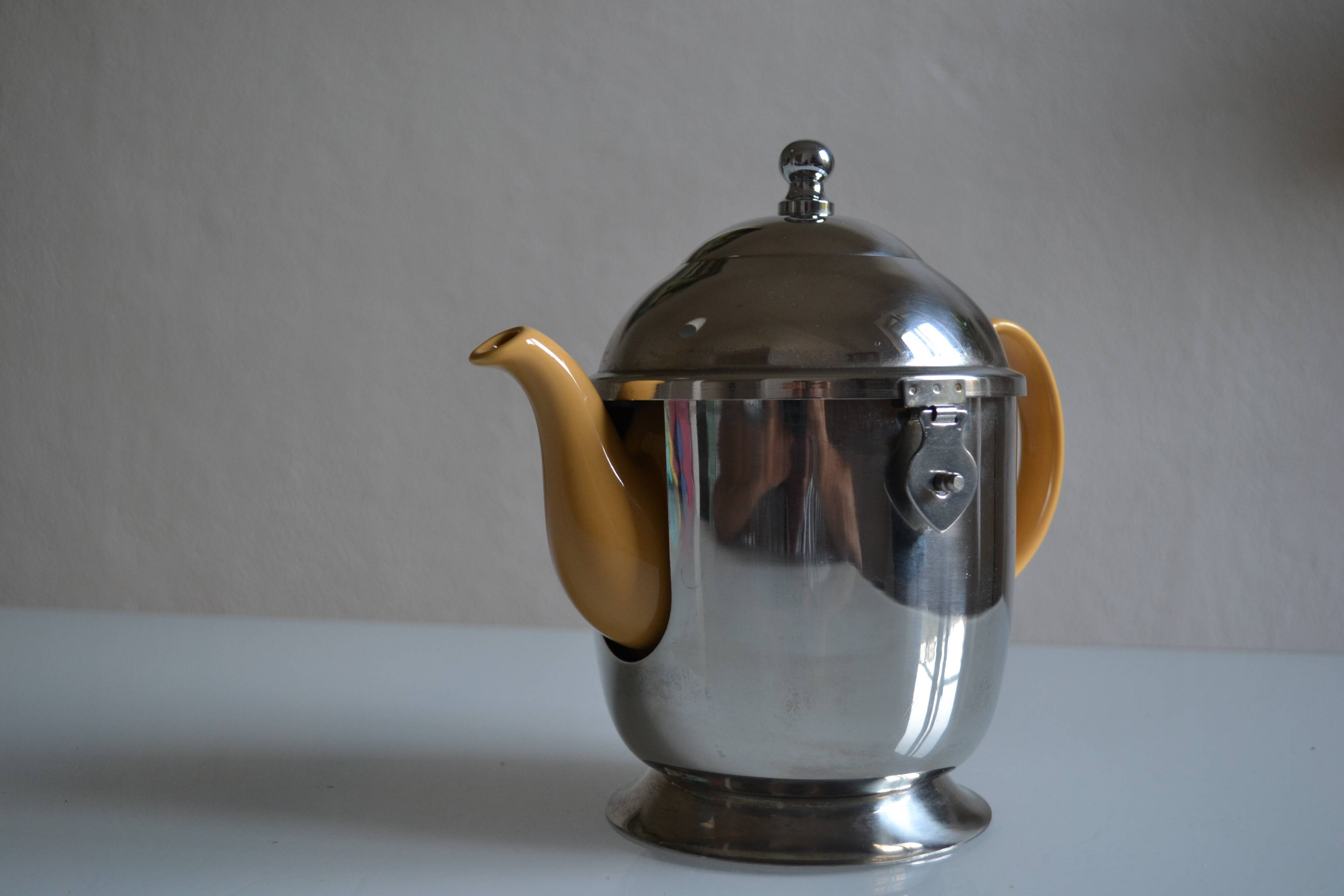Insulated ceramic teapot with metal and felt 0.5 liters
