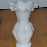 Vase in white opaline