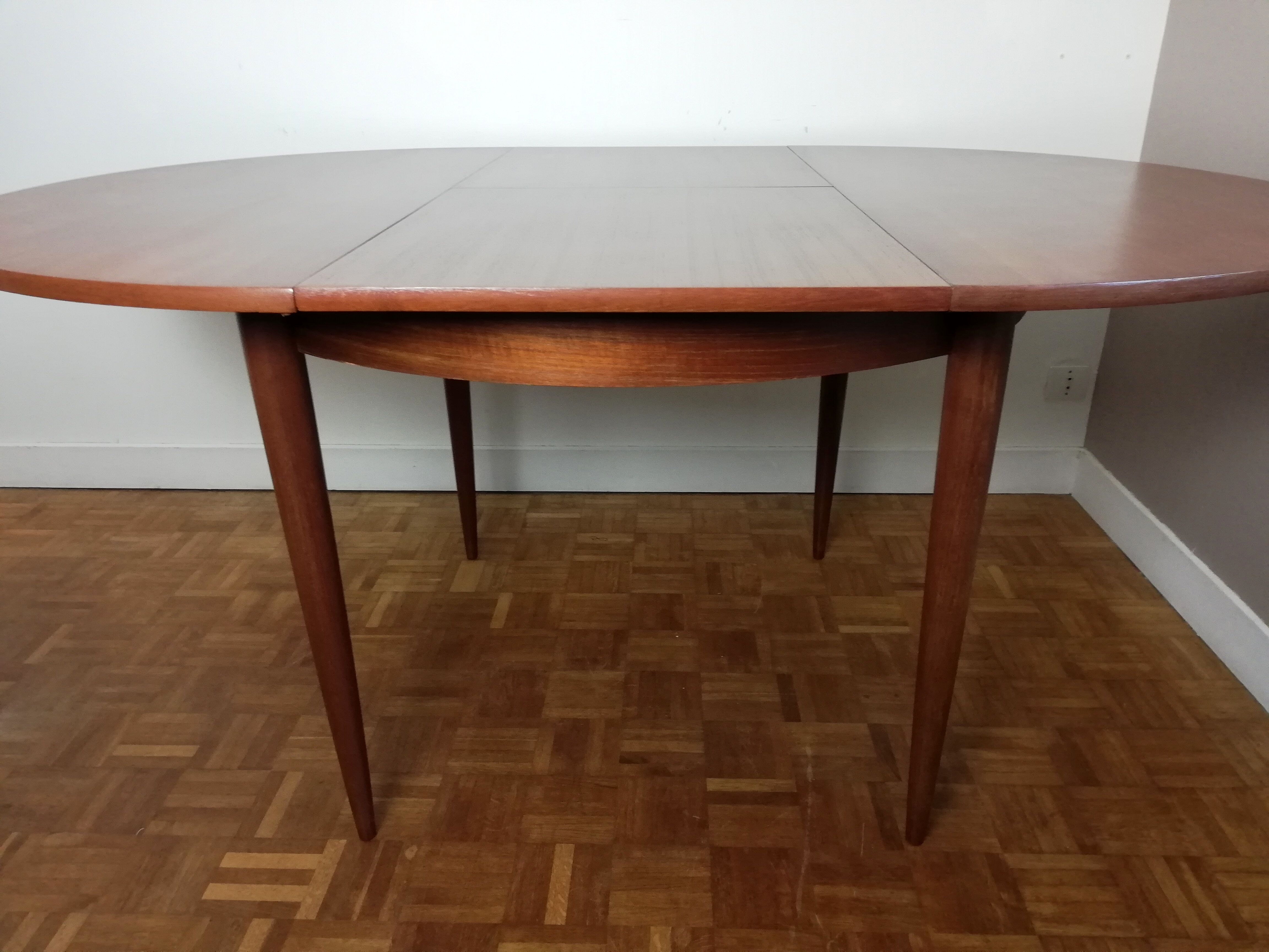 Scandinavian Extendable Roundtable