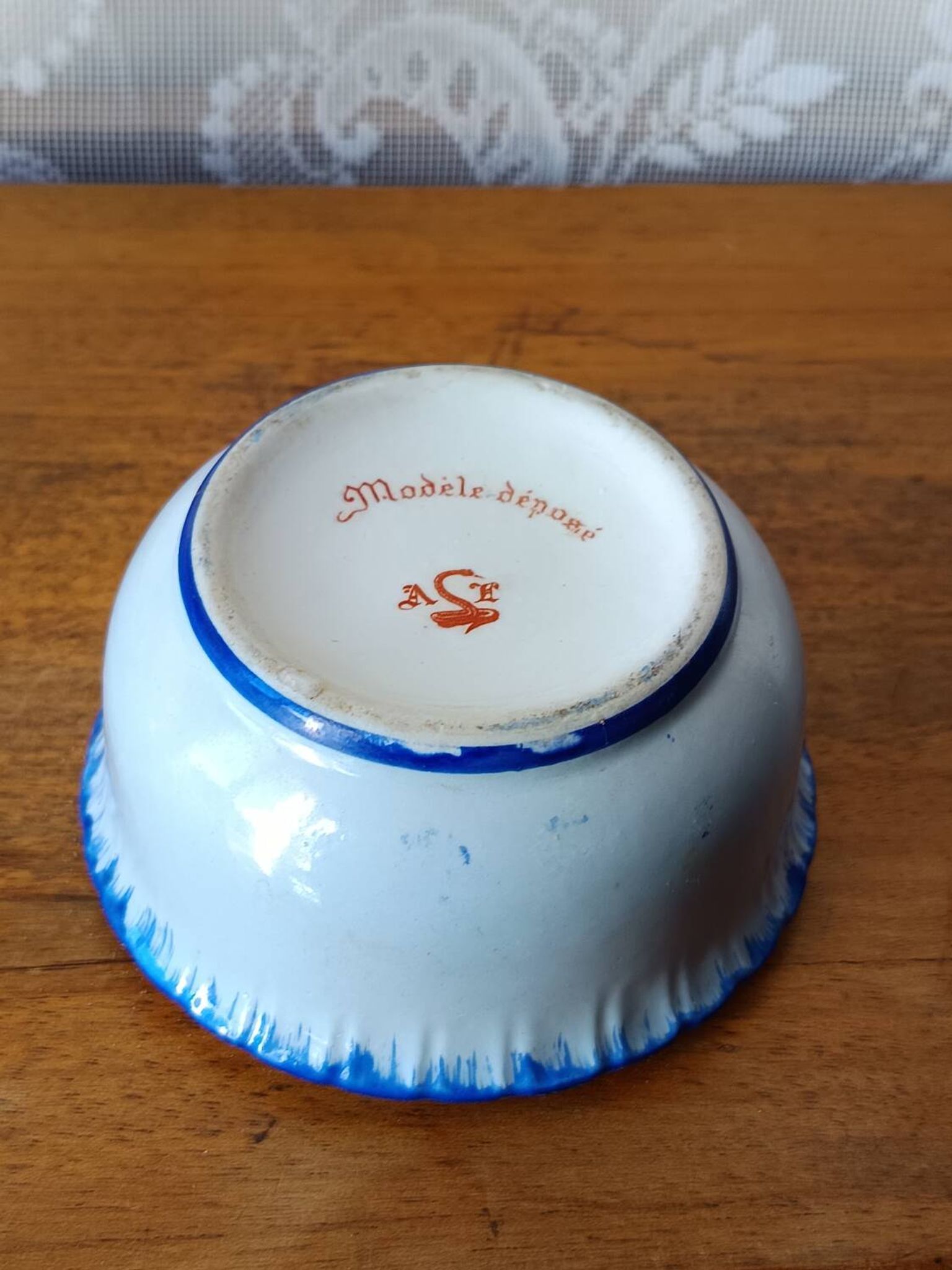 Powder pot or sugar bowl in Couleuvre porcelain, Rouen decoration - 1930