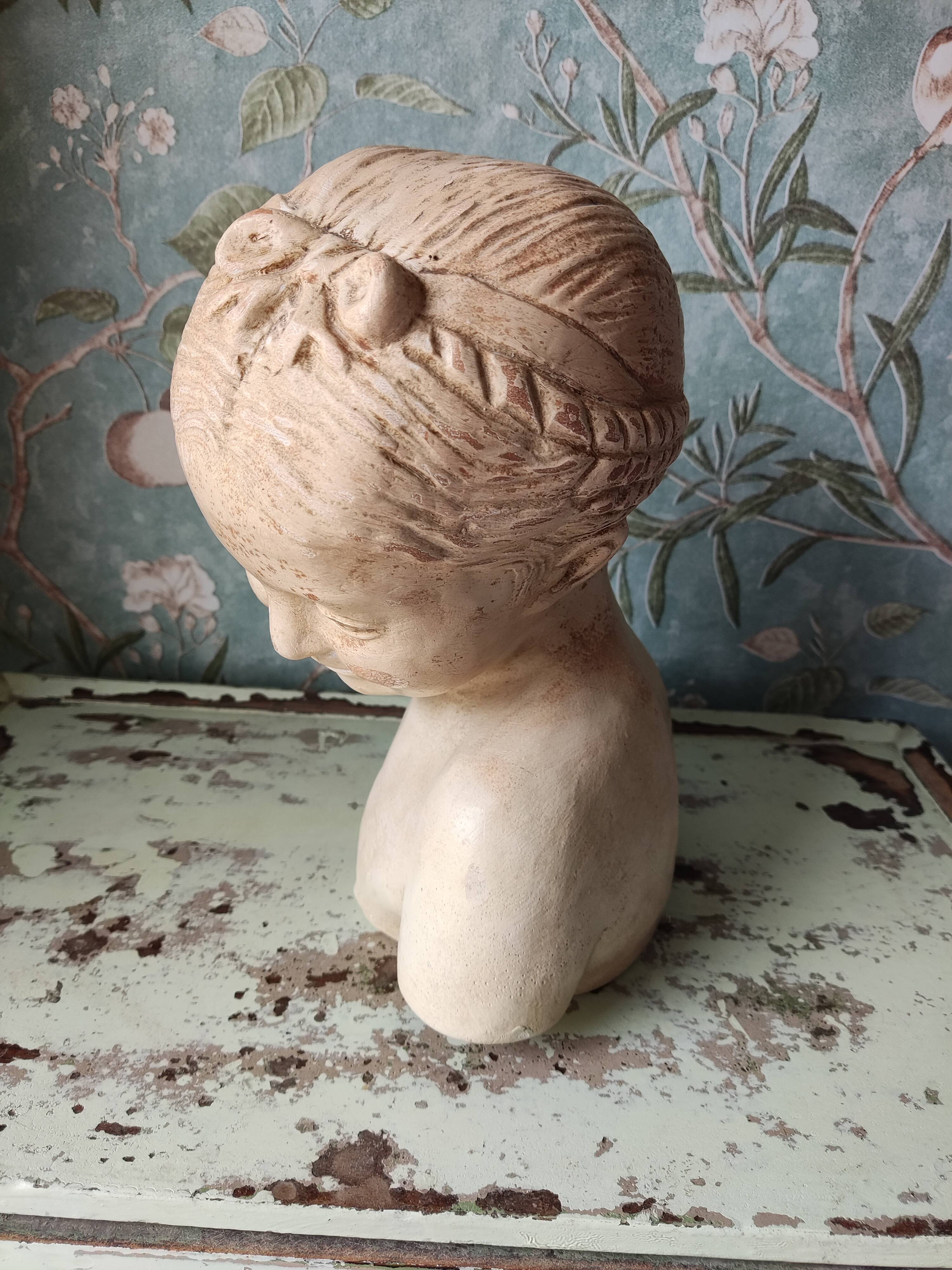 Buste jeune fille en plâtre