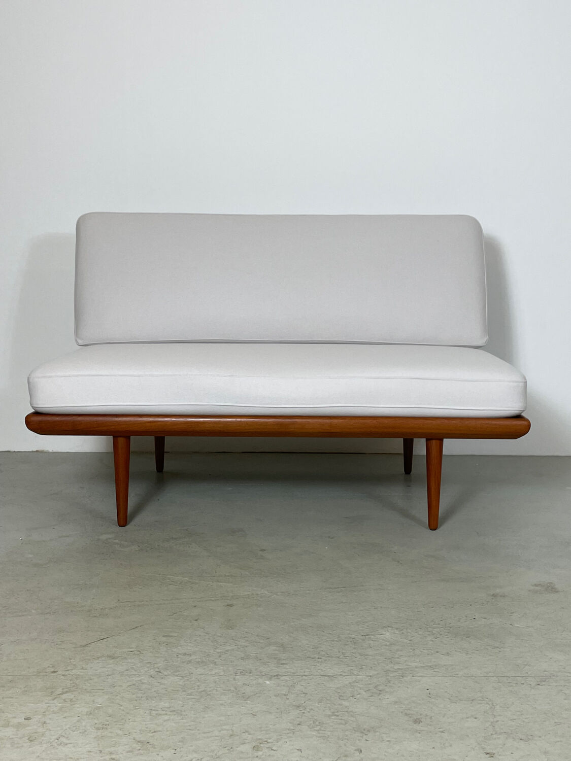 MidCentury 2-seater Model Minerva by Hvidt & Mølgaard
