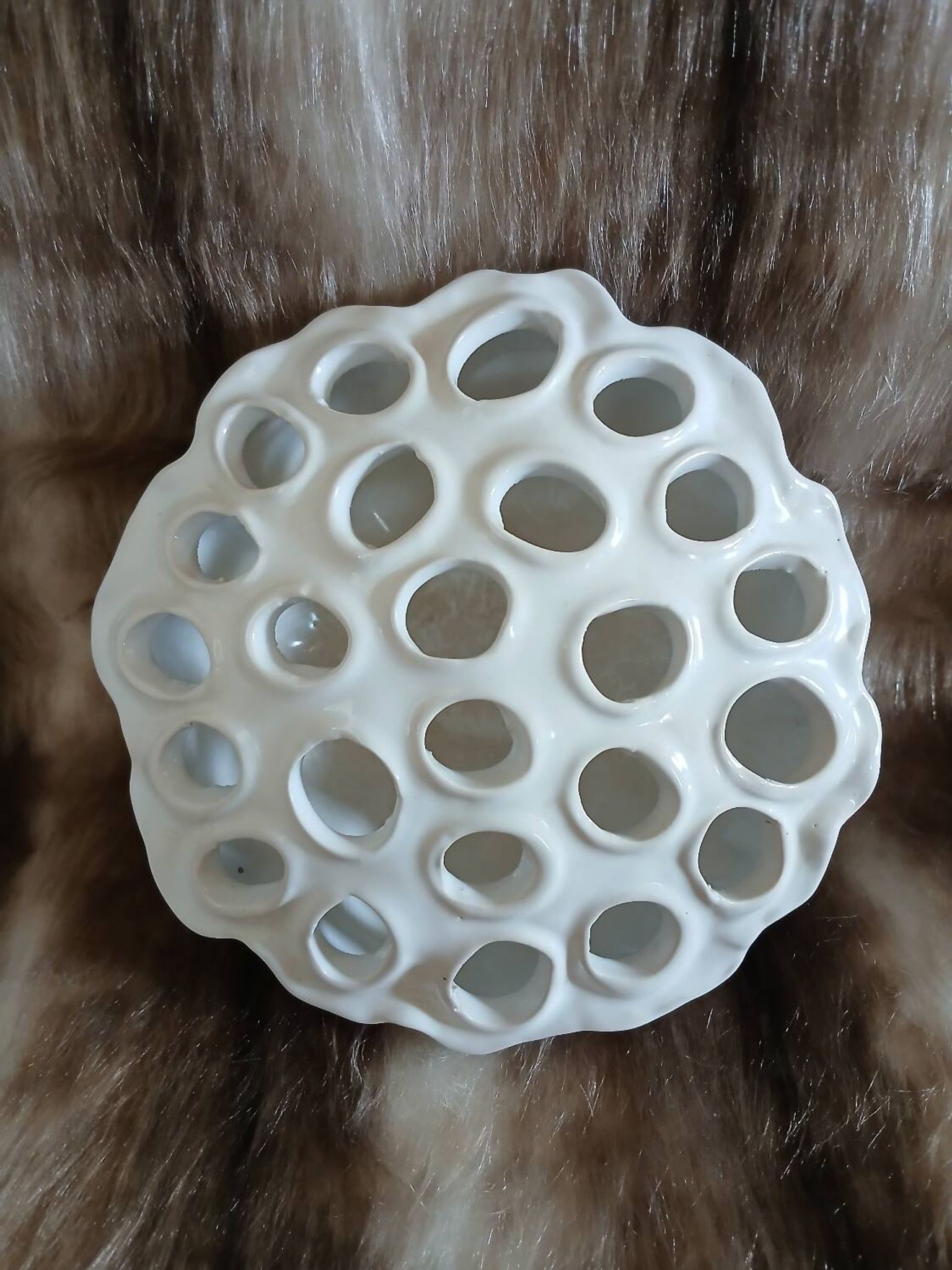 Vase pique fleurs en porcelaine blanche