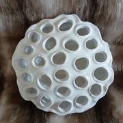Vase pique fleurs en porcelaine blanche
